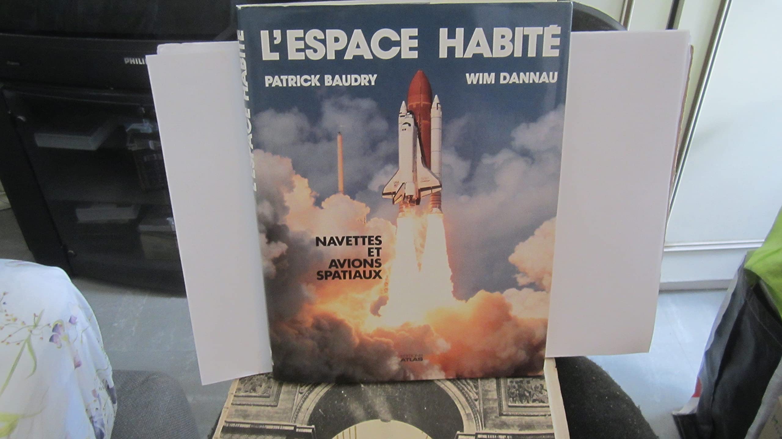 Espace Habite. Navettes Et Avions Spatiaux, Edition 1988 book