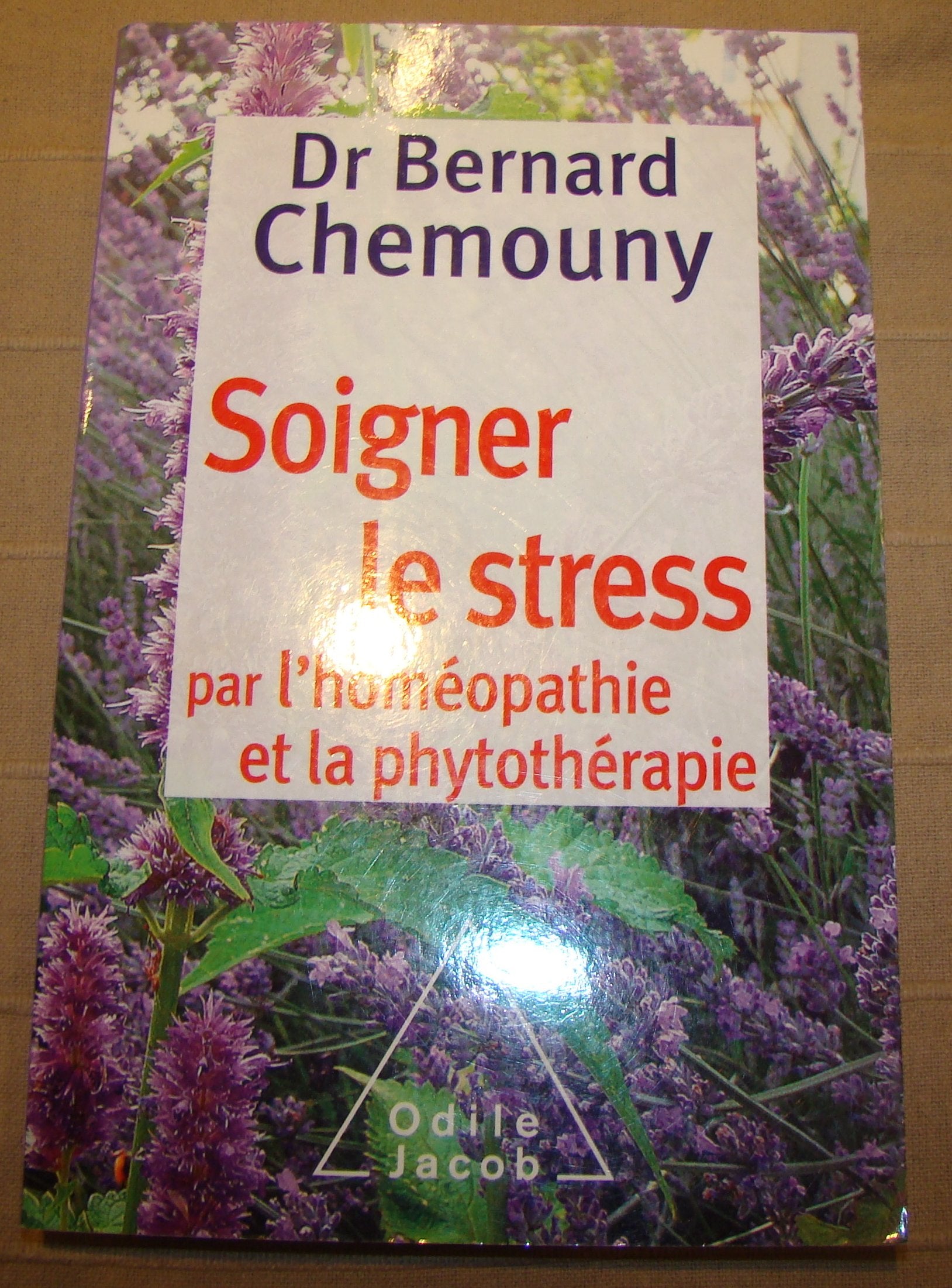 Soigner le stress par l'homéopathie et la phytothérapie book