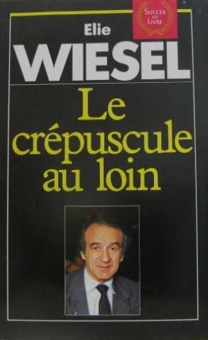 Le crépuscule, au loin : roman book