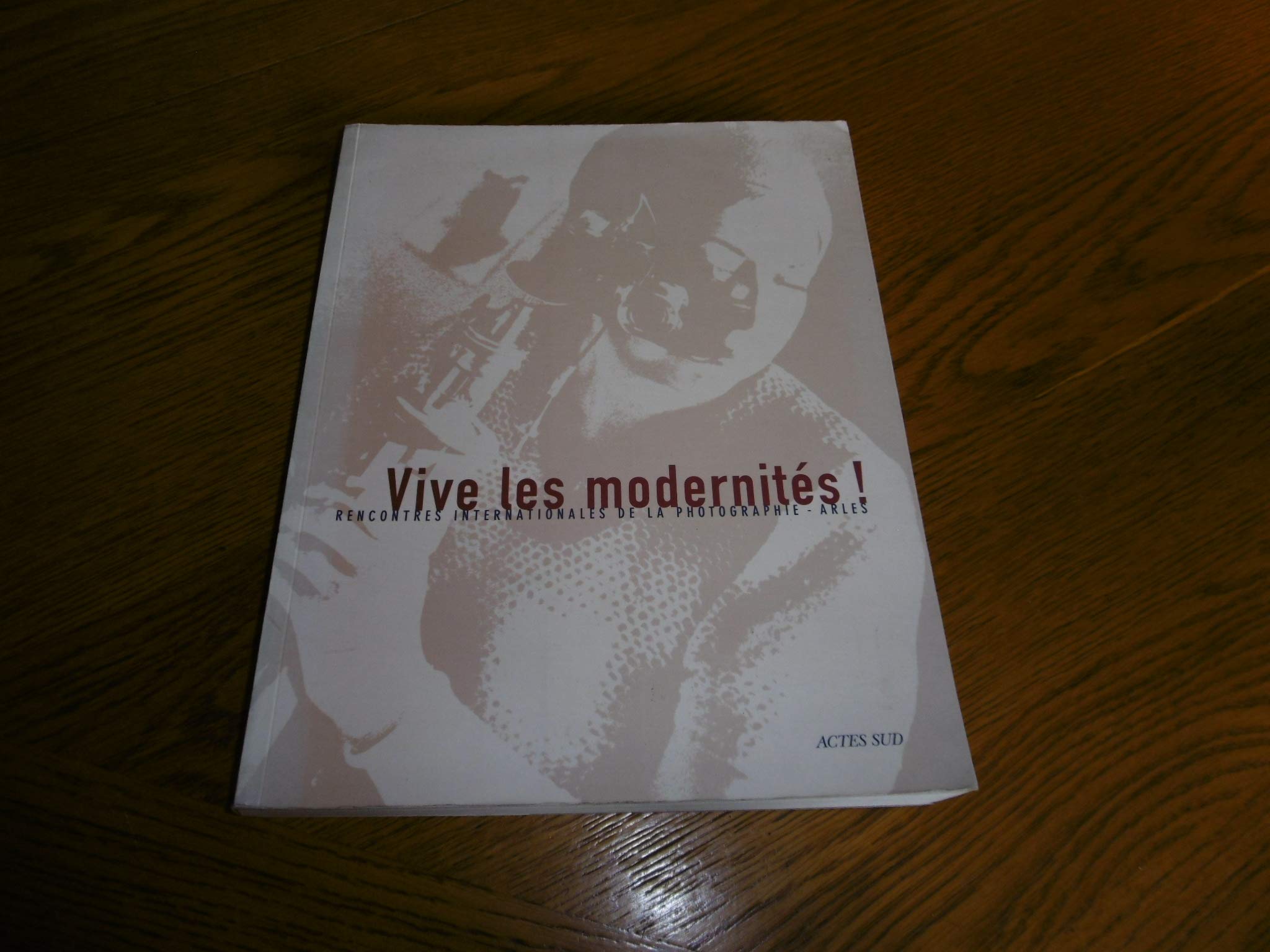 Vive les modernités ! : XXXes Rencontres internationales de la photographie book