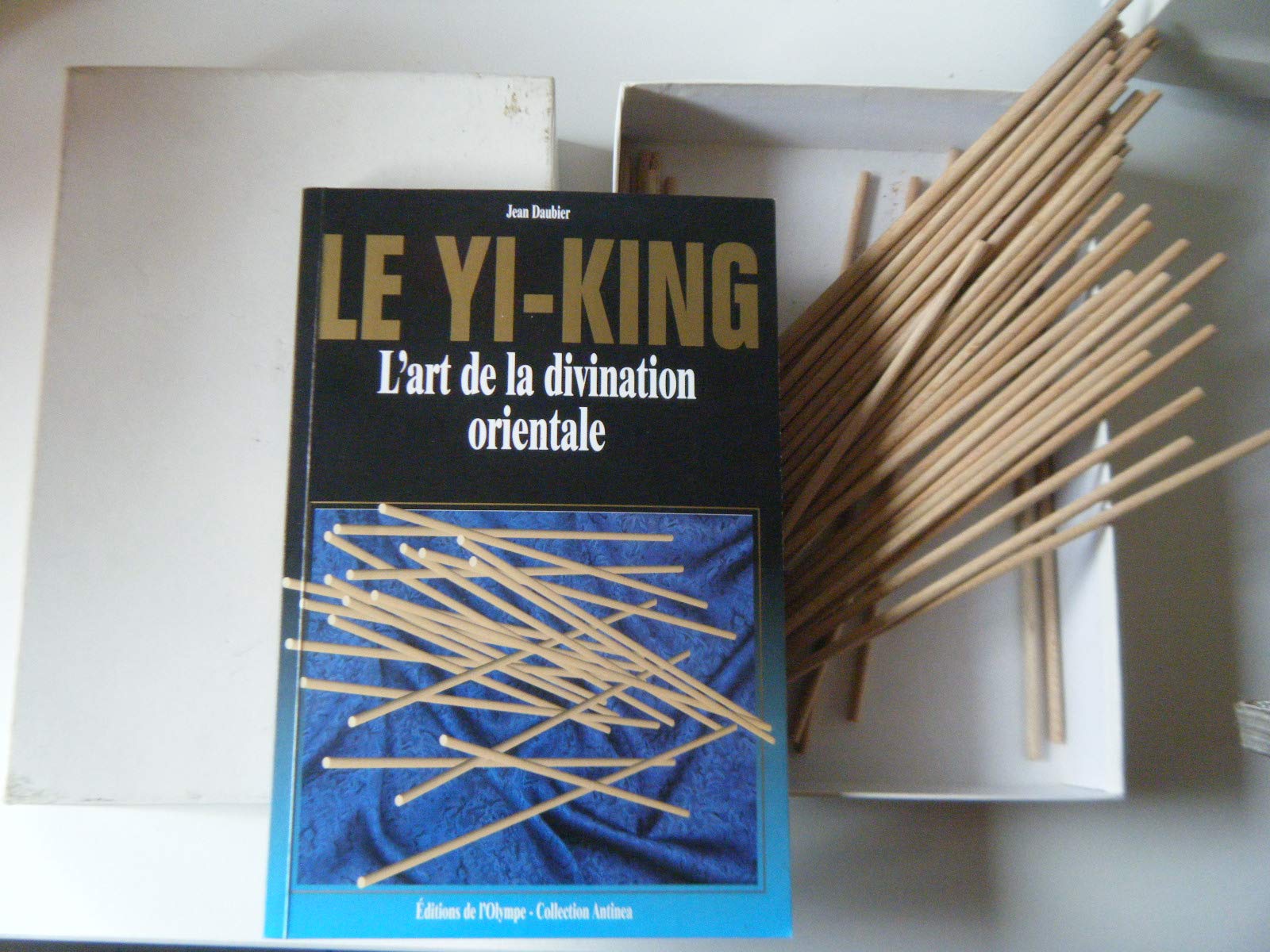 LE YI KING l'art de la divination orientale (avec les baguettes de Yi king en bois) book