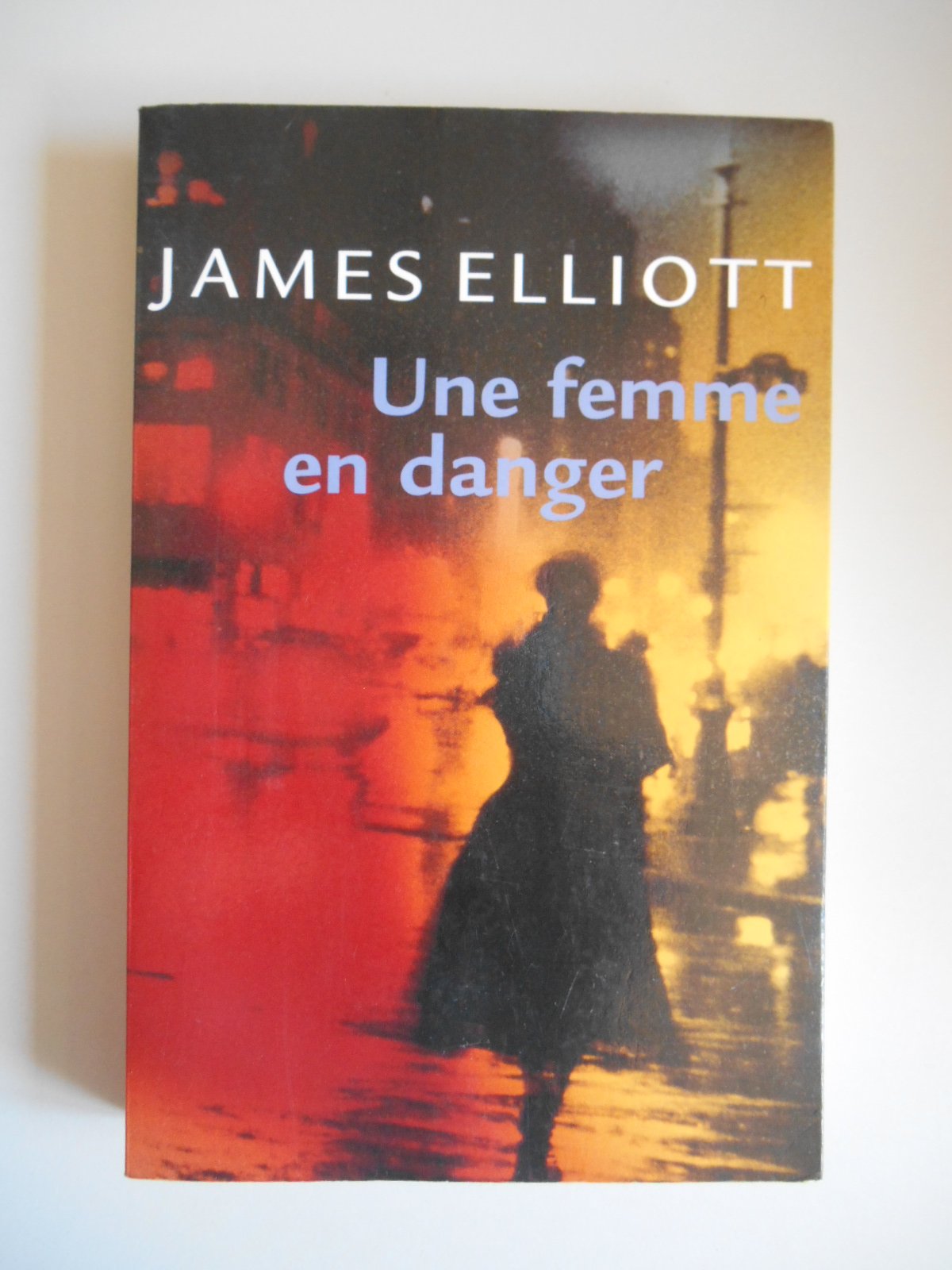 Une femme en danger. book