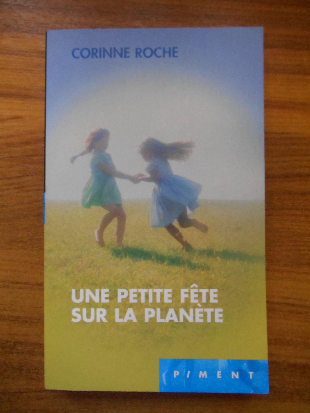 Une petite fête sur la planète (Piment) book