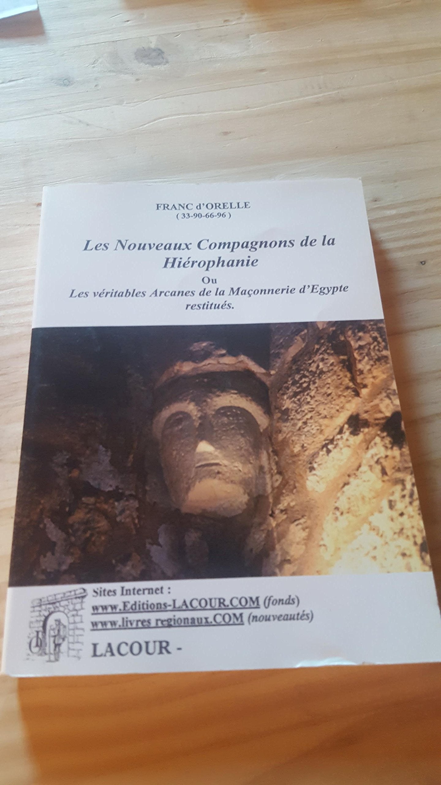 Les nouveaux compagnons de la Hiérophanie ou Les véritables arcanes de la maçonnerie d'Égypte restitués book