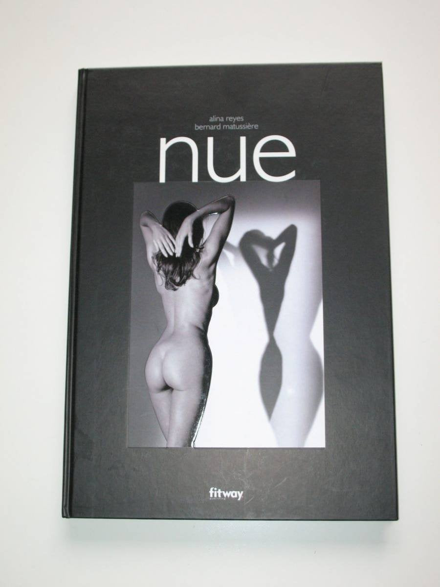 Nue (Ancien prix Editeur : 29,90 Euros) book