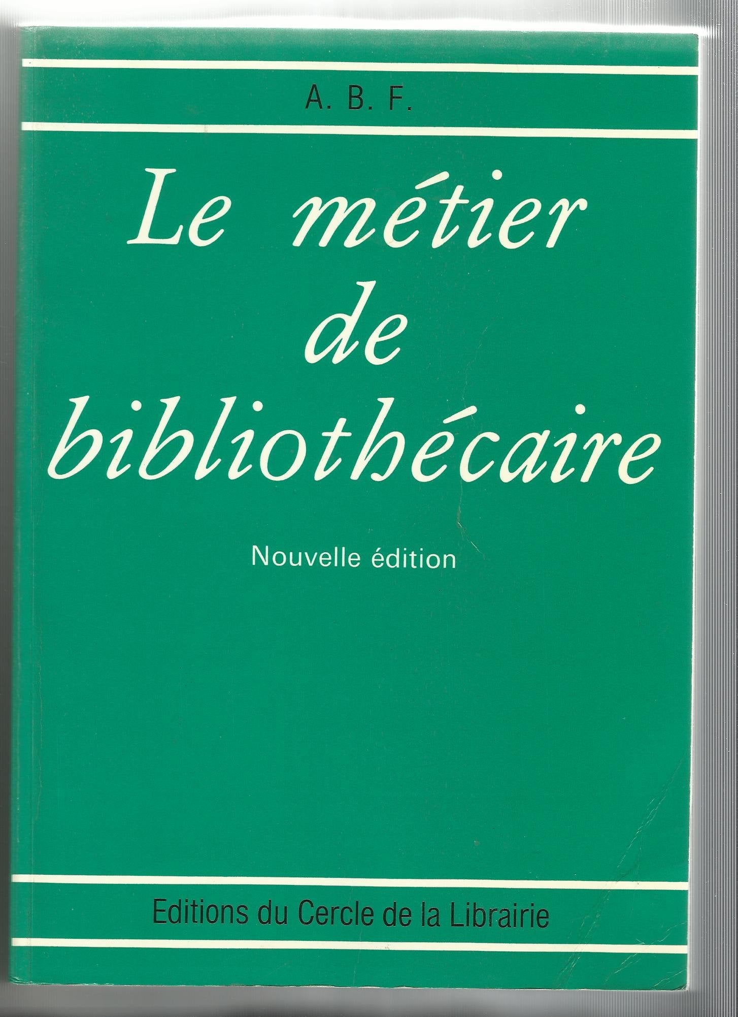 Le metier de bibliothecaire : cours elementaire de formation professionnelle a l'intention du person book