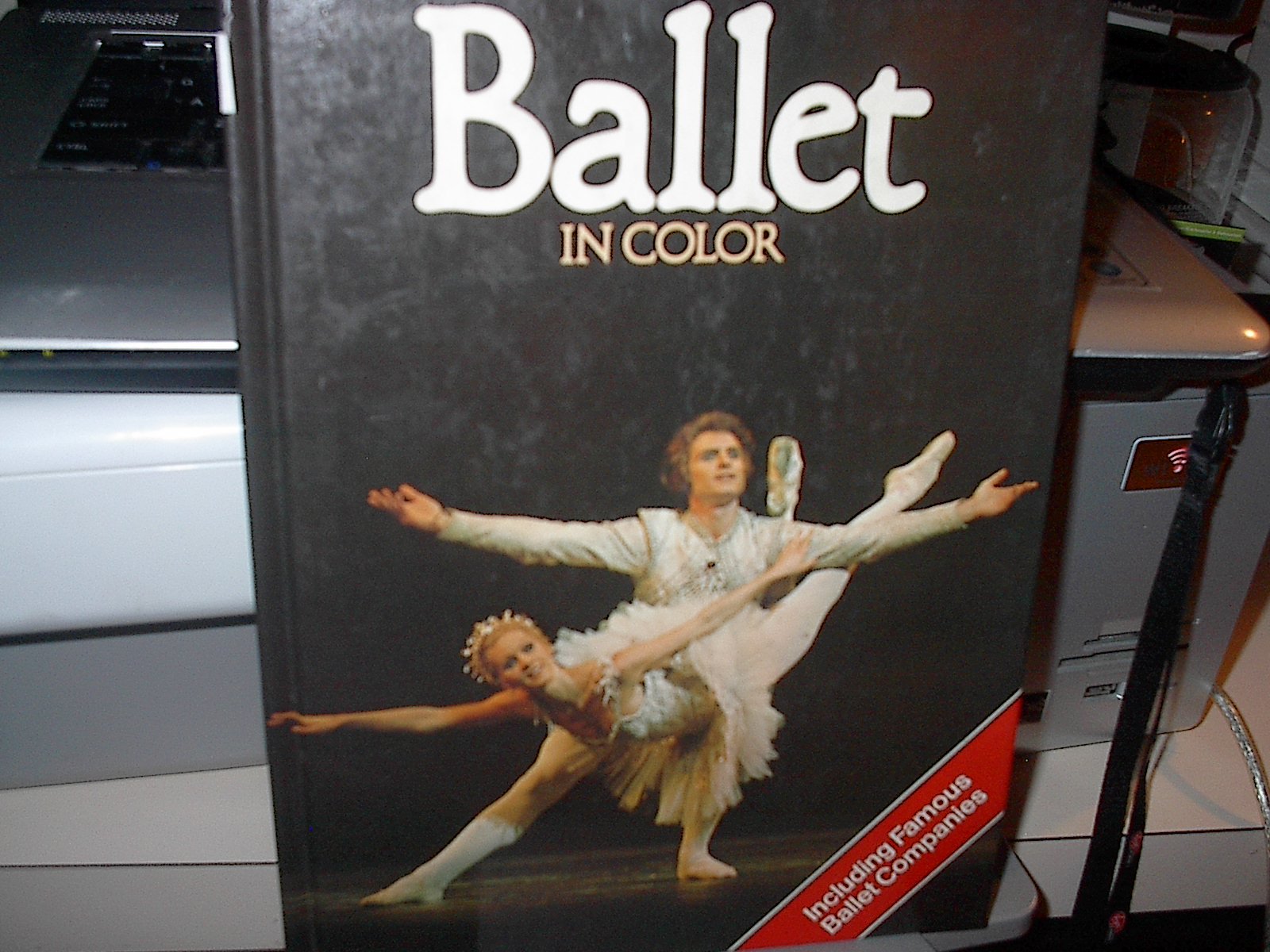 Le Monde du ballet : des chefs-d'oeuvre du passé aux audaces du ballet contemporain book