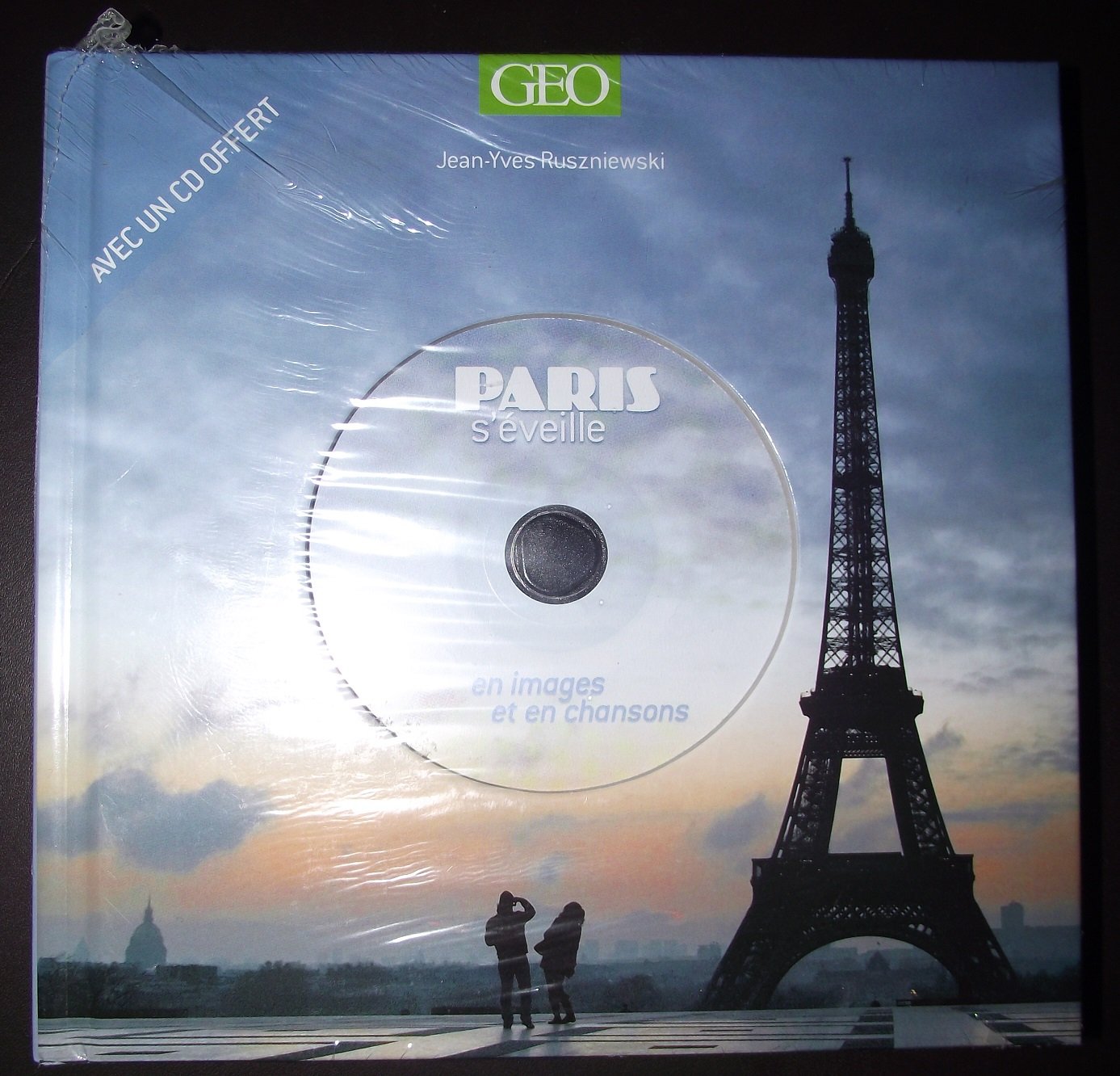 Paris s'éveille: En images et en chanson Books