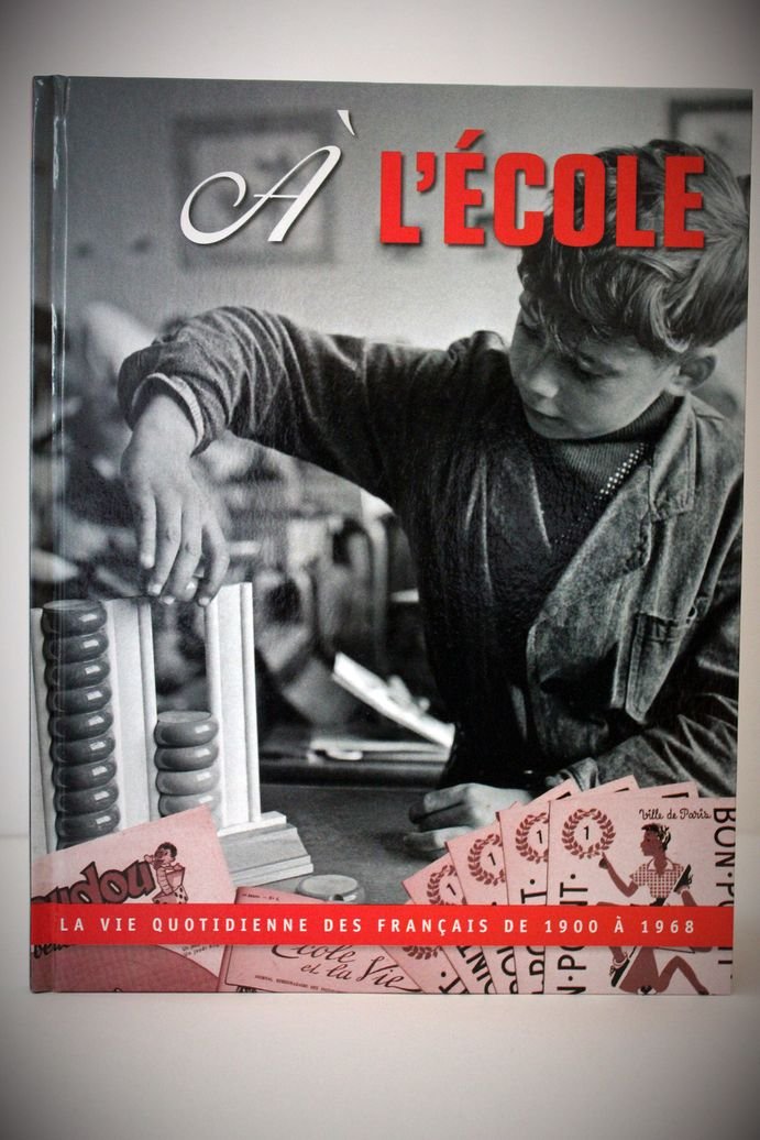 A l'ECOLE Vie quotidienne des français_1900 à 1960_Ecolier_ENSEIGNEMENT book