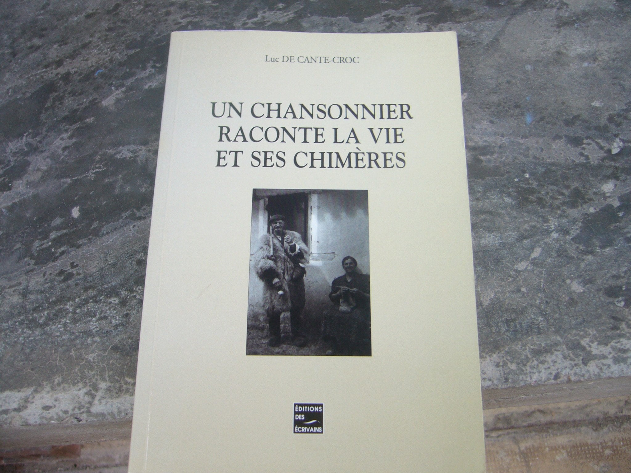 Un chansonnier raconte sa vie book