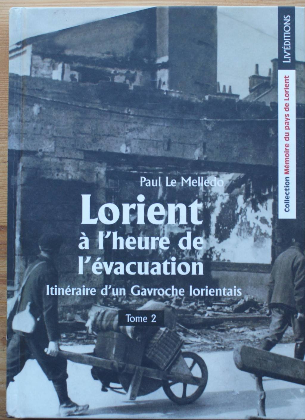 Lorient à l'heure de l'évacuation - Itinéraire d'un Gavroche lorientais - Tome 2 book