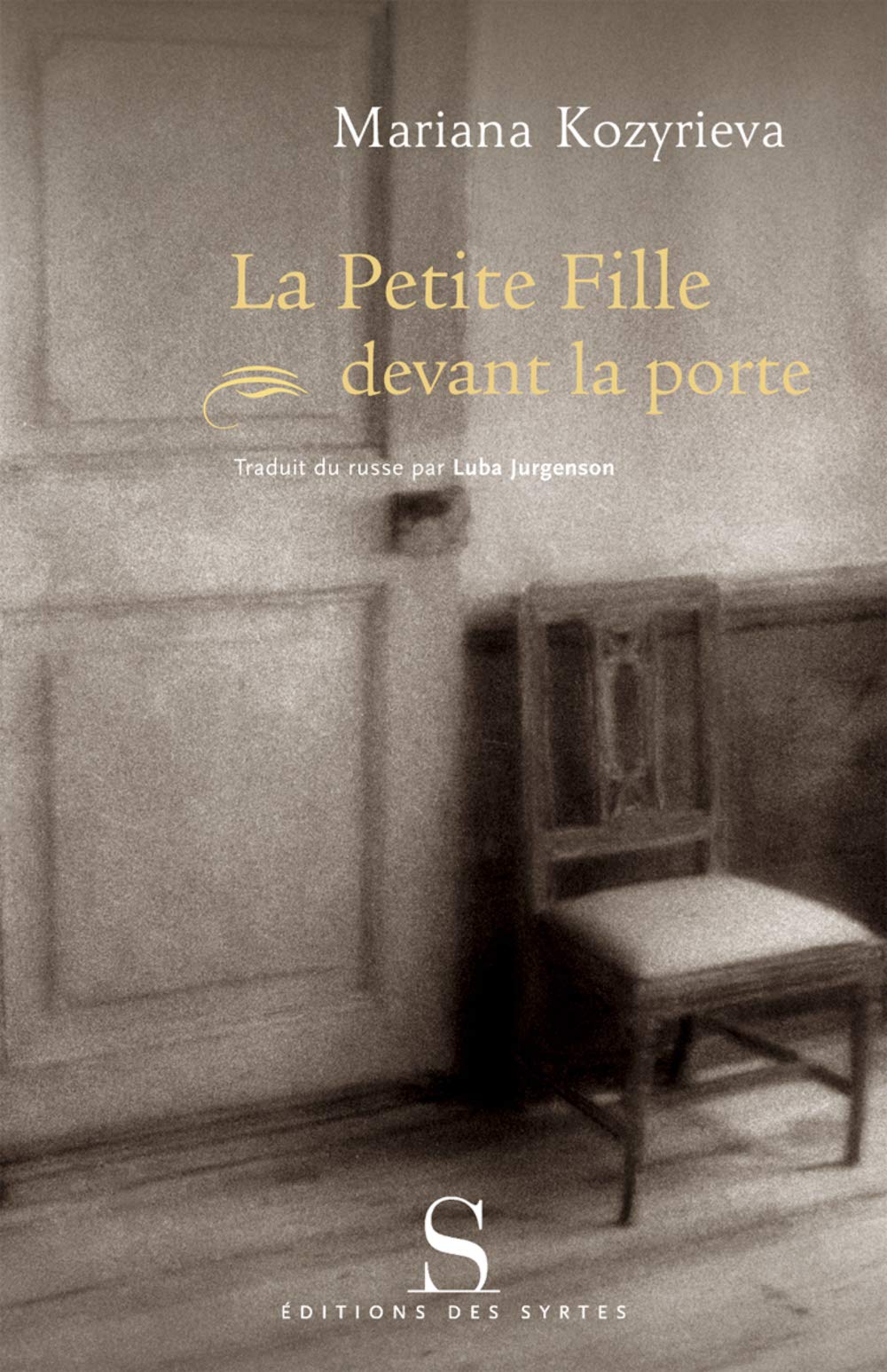 La petite fille devant la porte book