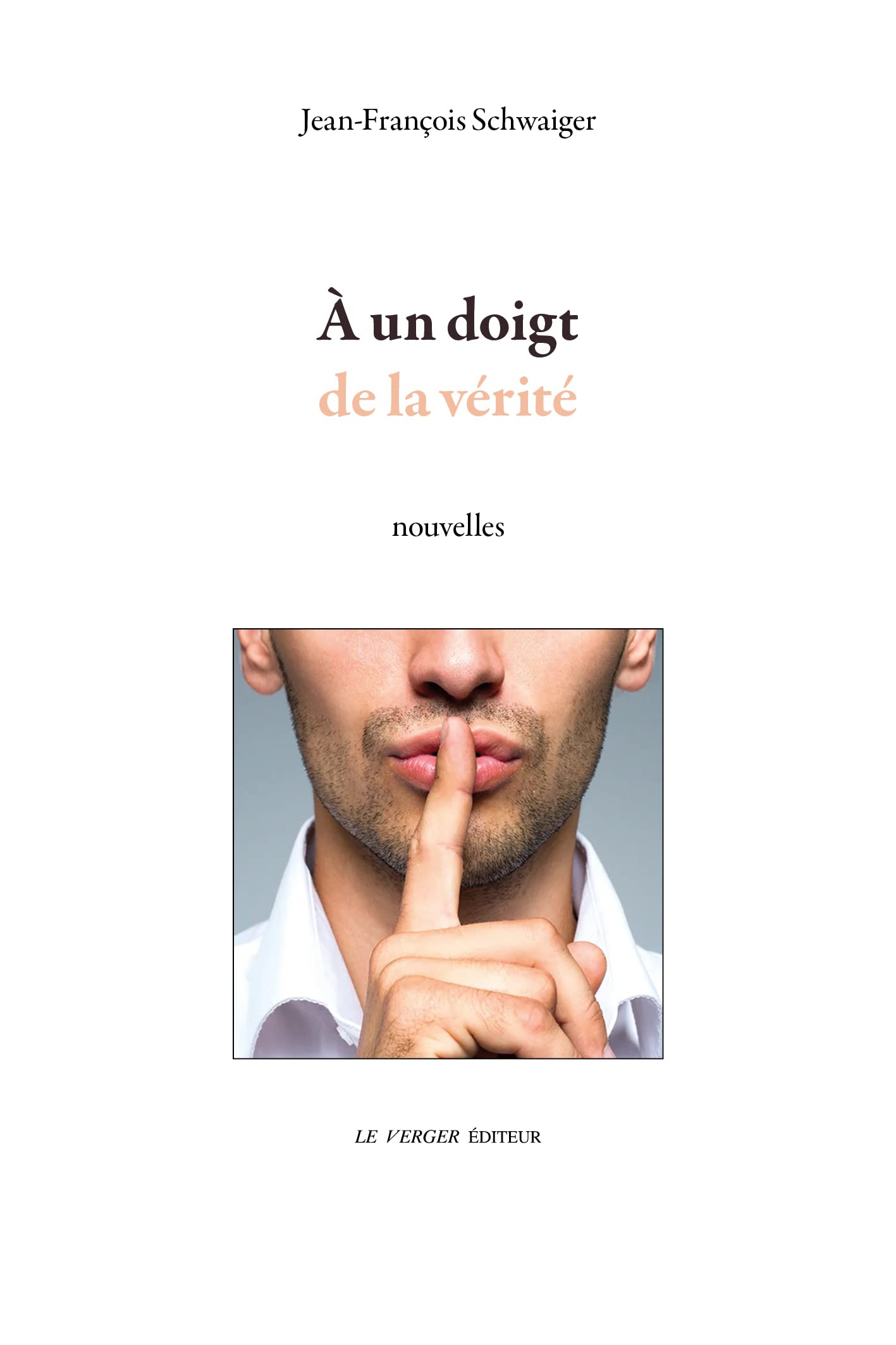 A un doigt de la vérité Essays & Short Stories