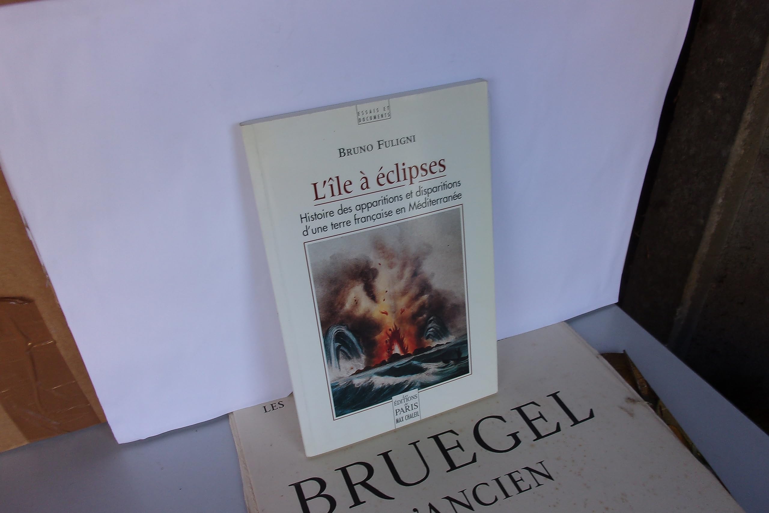 L'île à éclipses : histoire des apparitions et disparitions d'une terre française en Méditerranée book