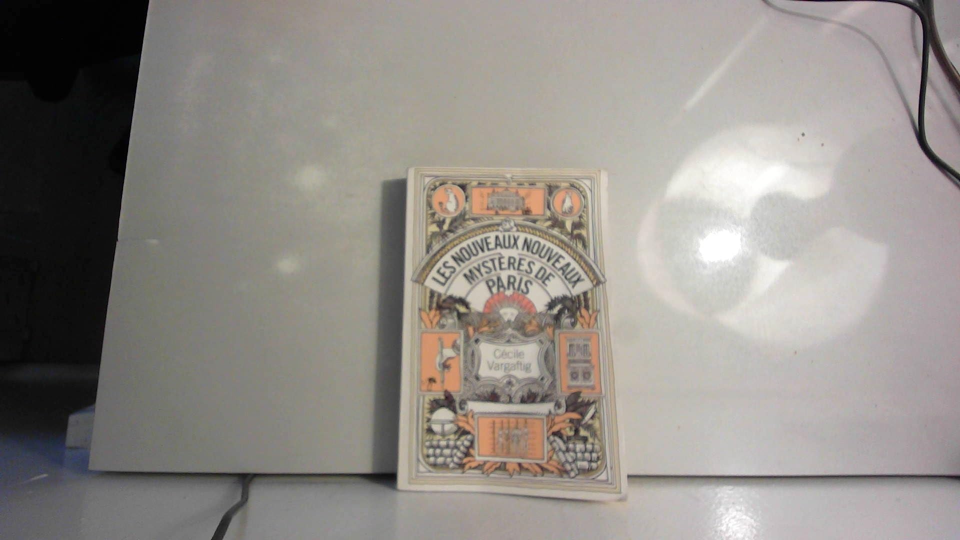 Les nouveaux nouveaux mystères de Paris book