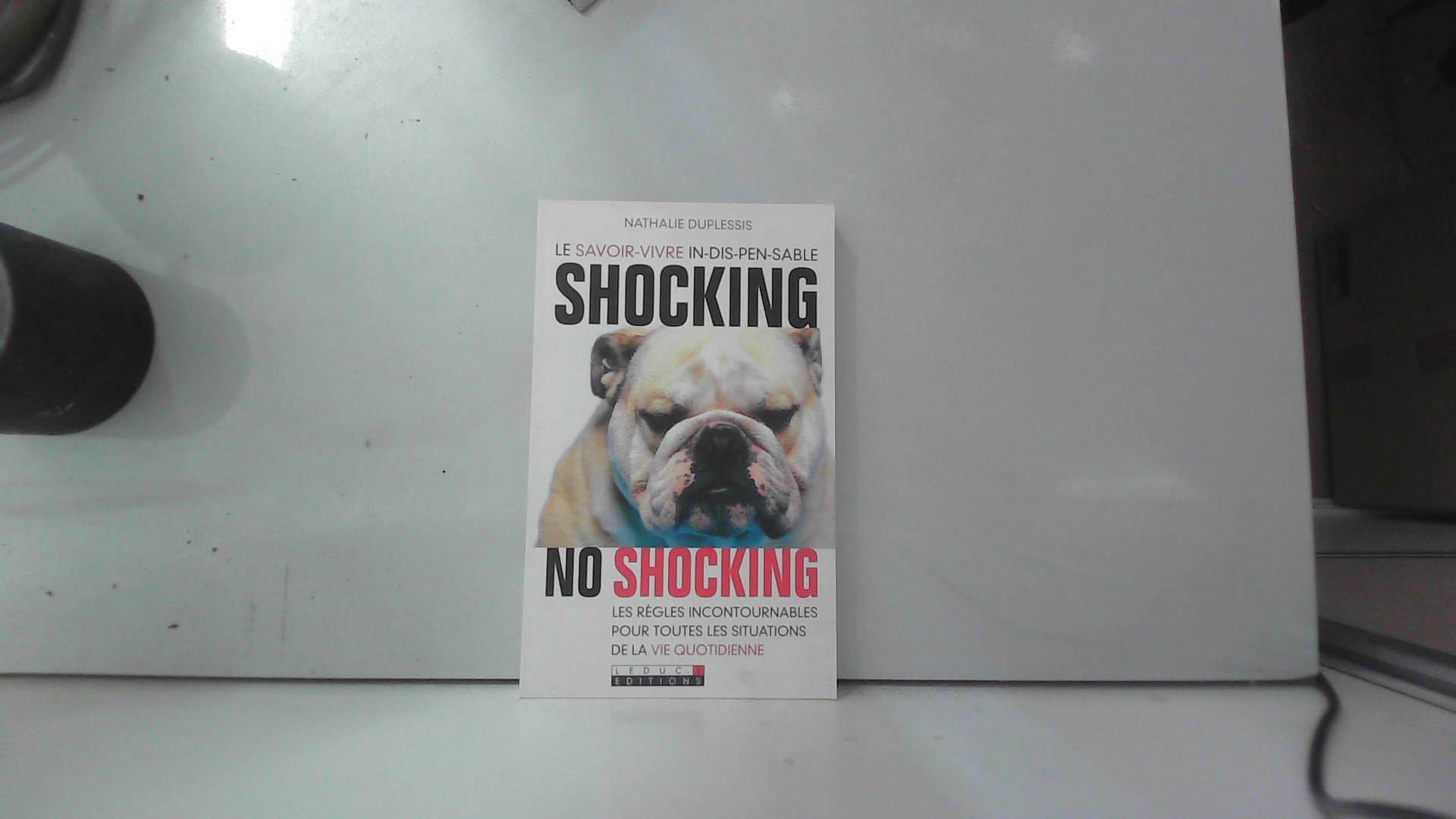 Shocking, not shocking: Le savoir-vivre in-dis-pen-sa-ble. les règles incontournables pour toutes.... Books