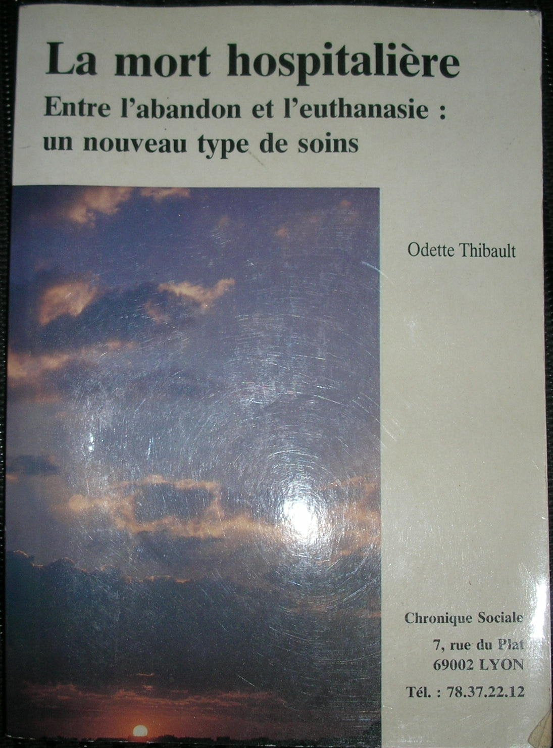 La mort hospitalière : Entre l'abandon et l'euthanasie, un nouveau type de soins book