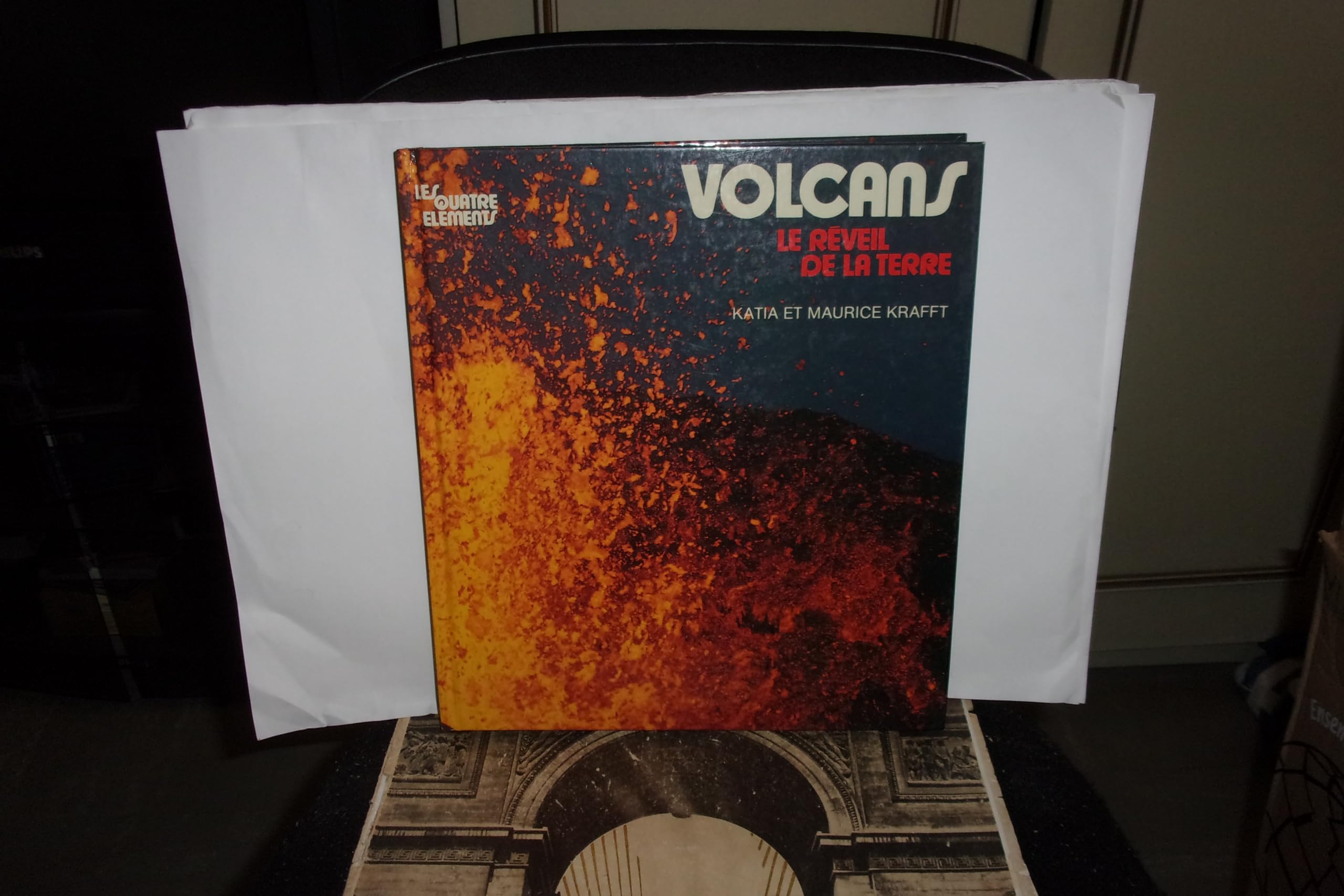 Volcans le réveil de la terre. Books