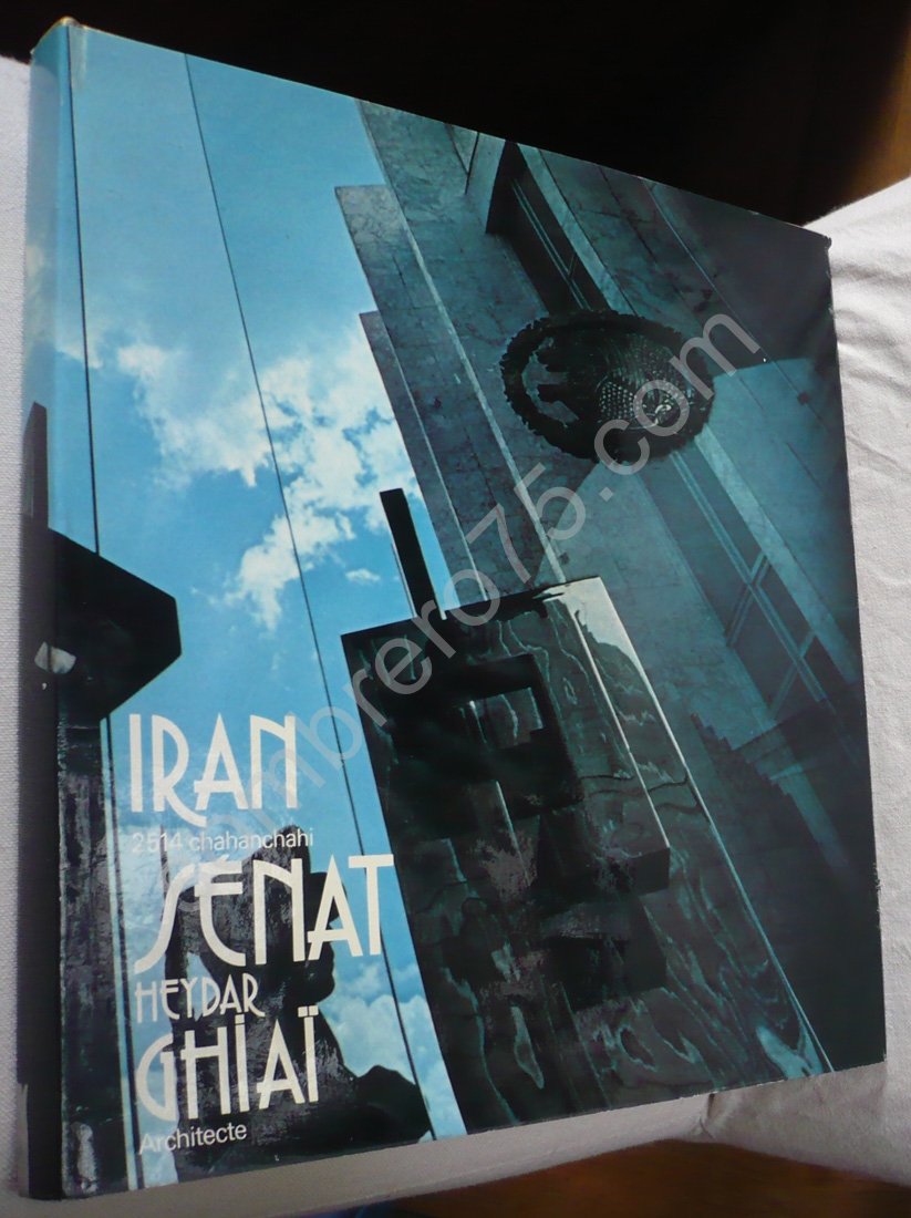 Le Palais du sénat, Iran : conçu en l'an 2514 chahanchalir par Heydar Ghial Books
