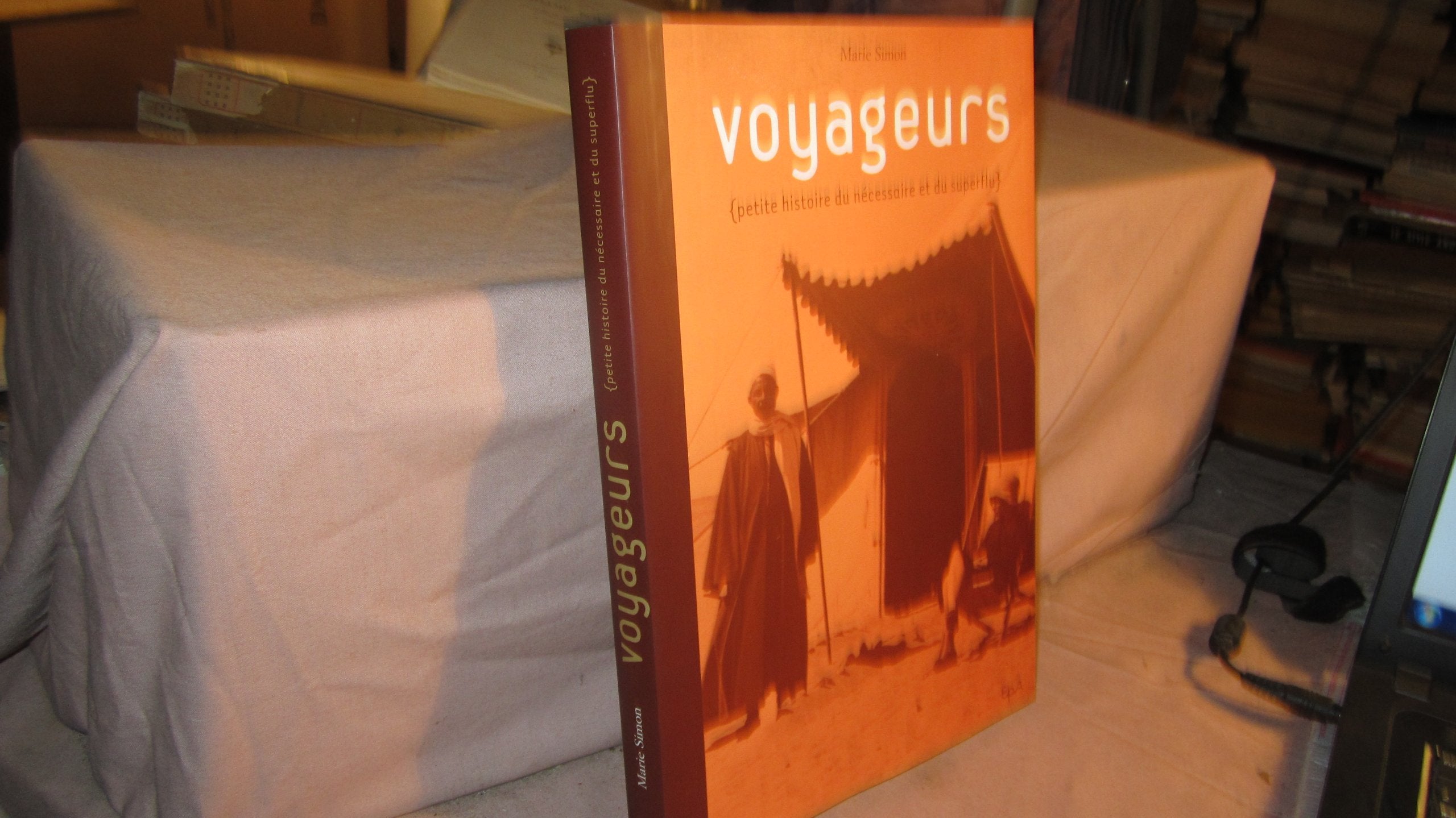Voyageurs : Petite histoire du nécessaire et du superflu book