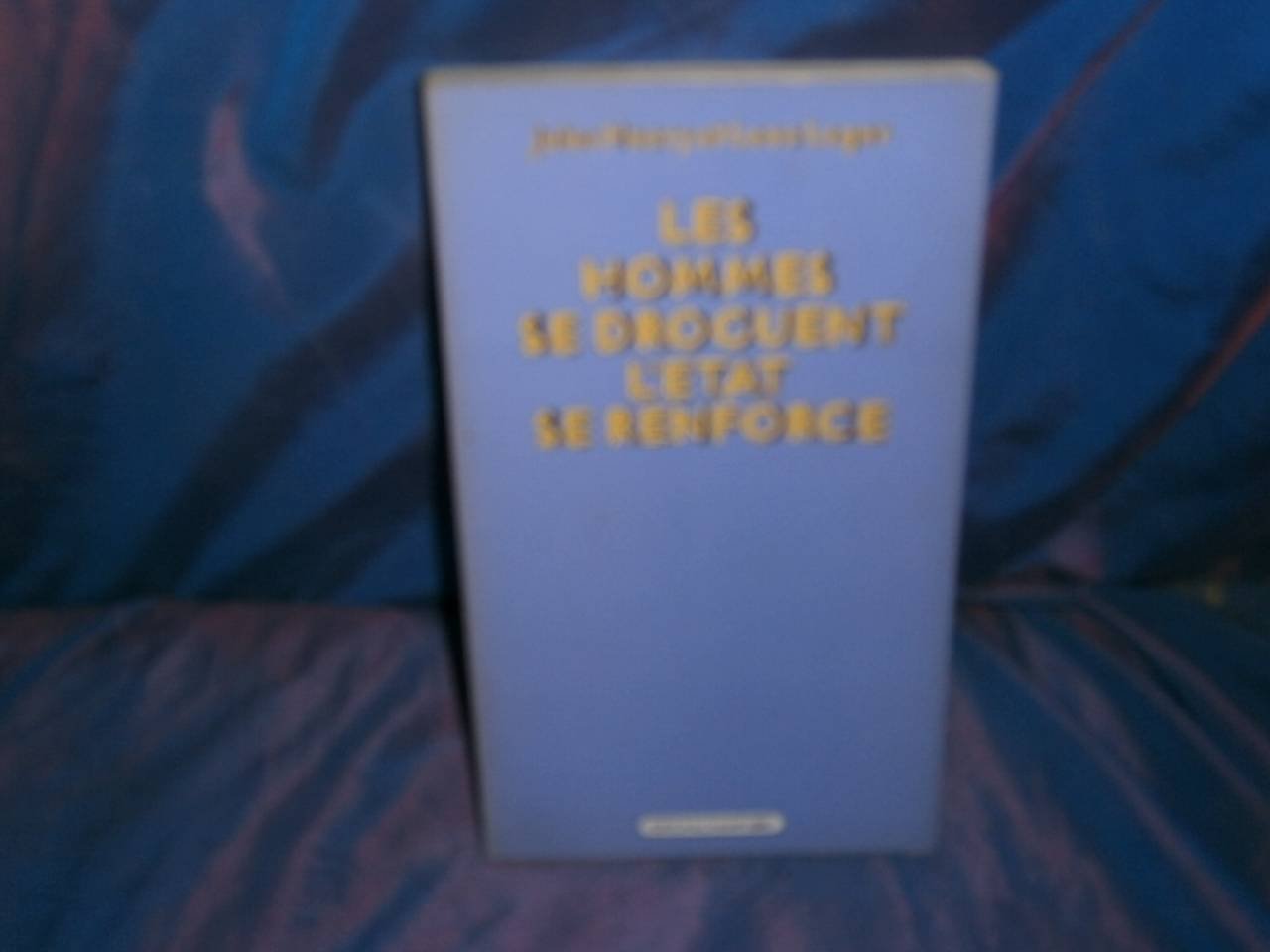 Les hommes se droguent, l'Etat se renforce book