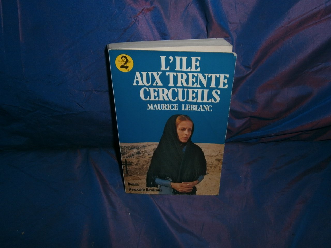 L'Île aux trente cercueils Books