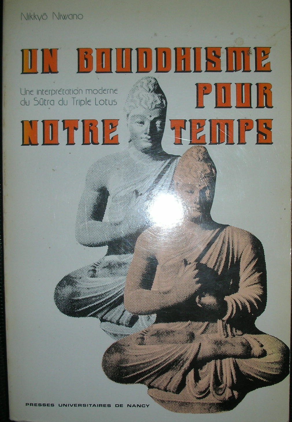 Un Bouddhisme pour notre temps : une interprétation moderne du Sûtra du Triple Lotus book