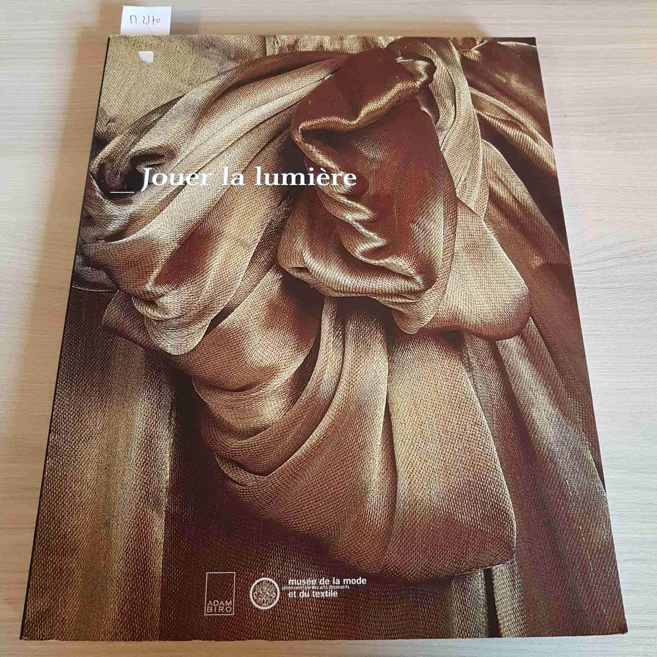 Jouer la lumière : exposition, Musée de la Mode et du Textile, Paris, janvier 2001 à janvier 2002 book