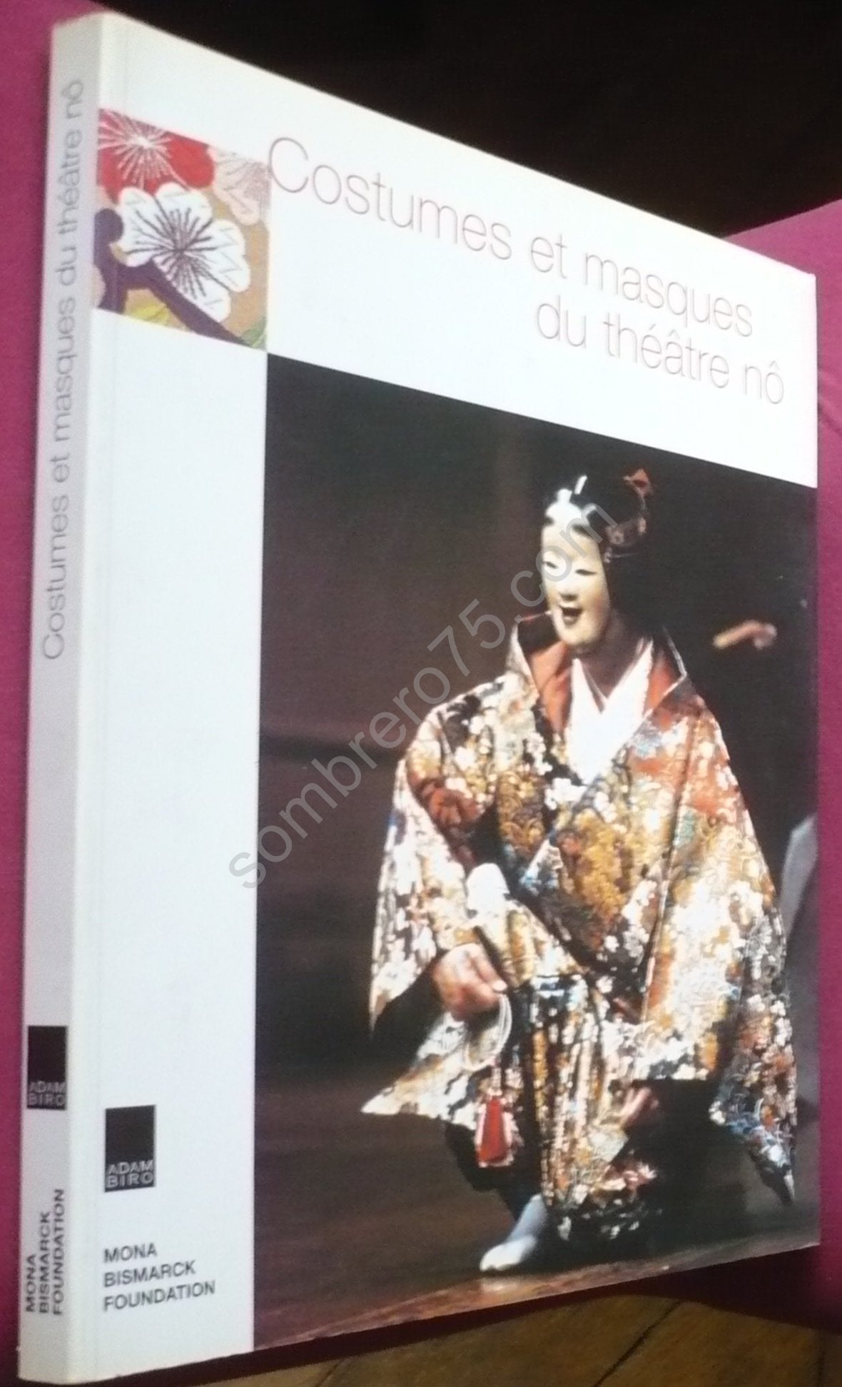 Fleurs d'automne : Costumes et masques du théâtre nô book