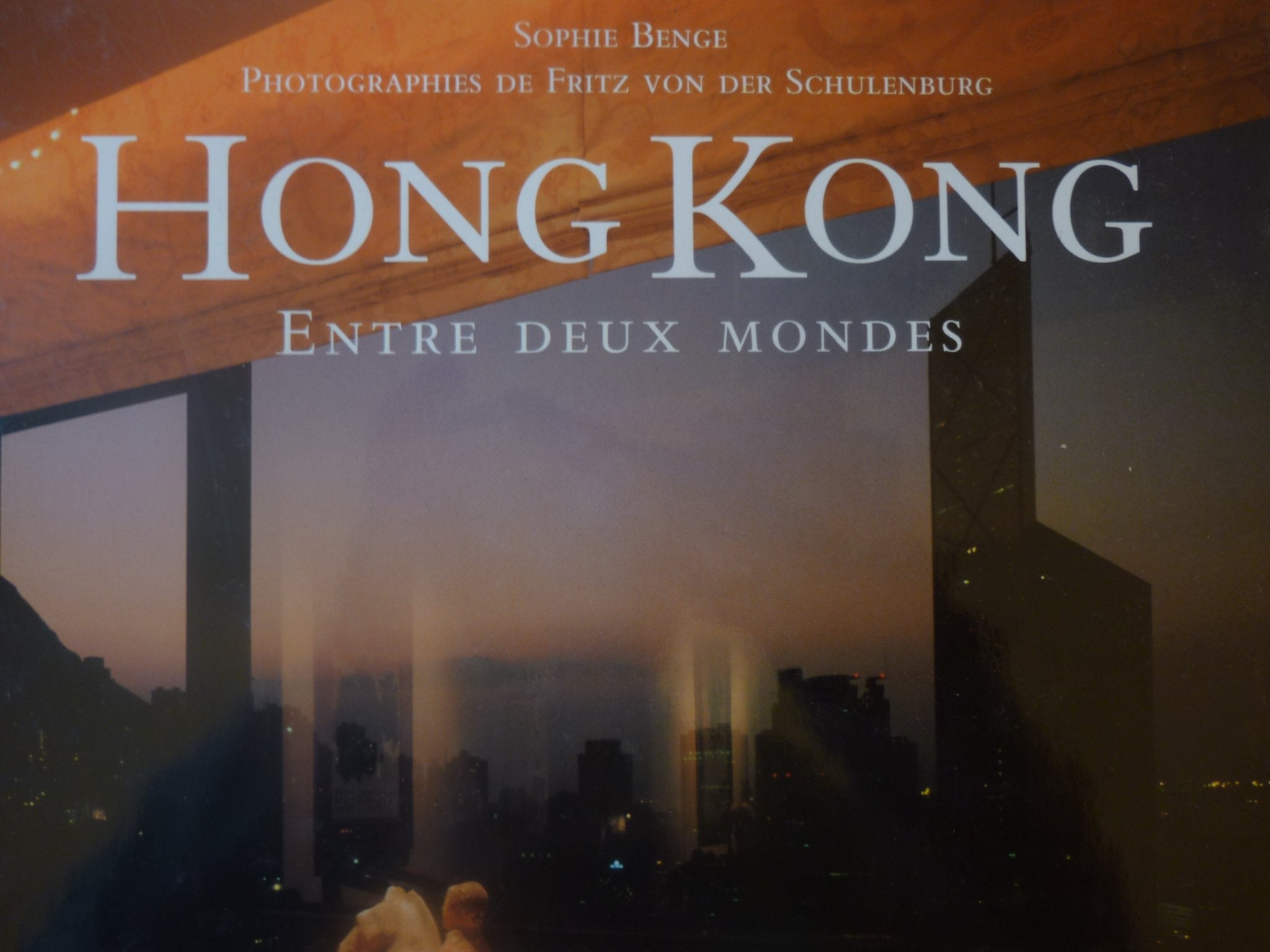 Hong Kong: Entre deux mondes book