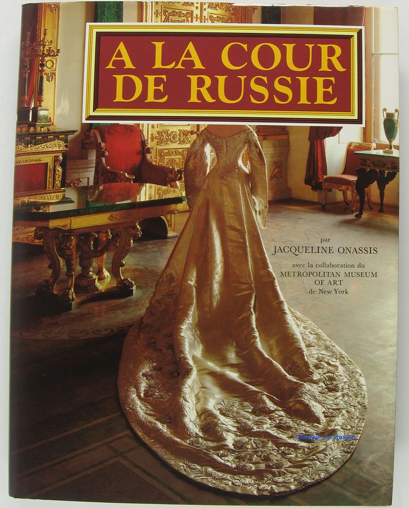 A LA COUR DE RUSSIE: MIROIR DE LA VIE ELEGANTE A SAINT-PETERSBOURG. Books