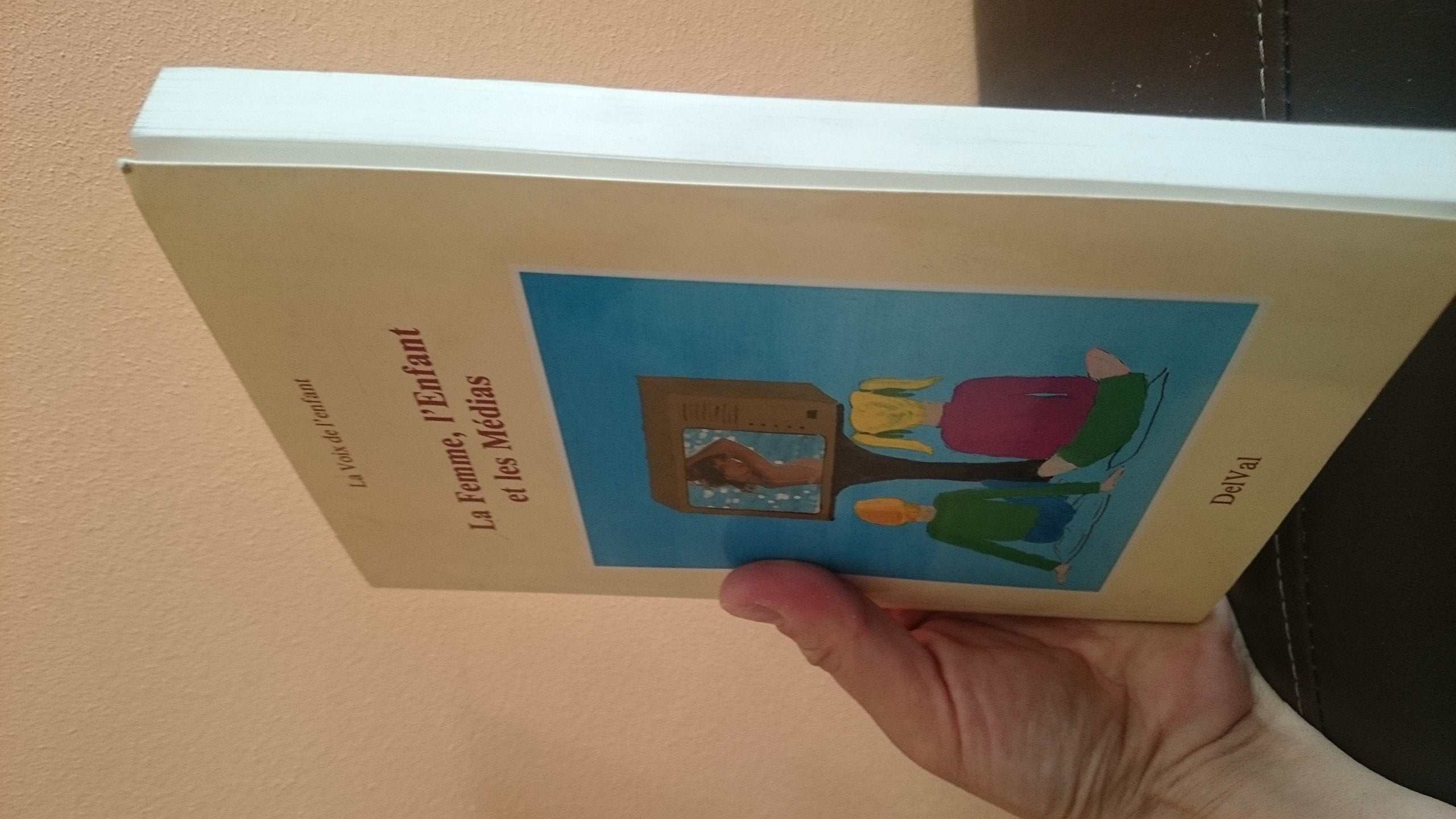 Femme (la), l'enfant et les medias. book