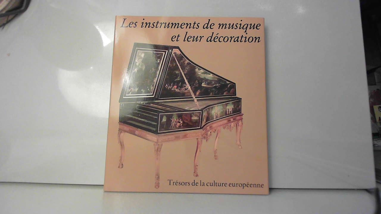 LES INSTRUMENTS DE MUSIQUE ET LEUR DECORATION Books