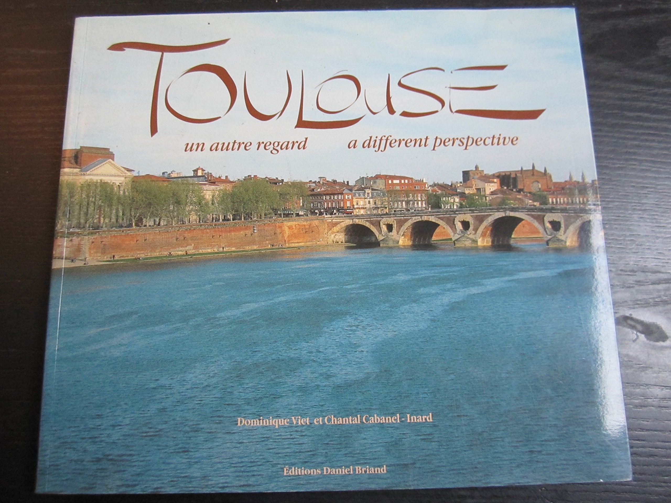 Toulouse: Un autre regard : A different perspective book