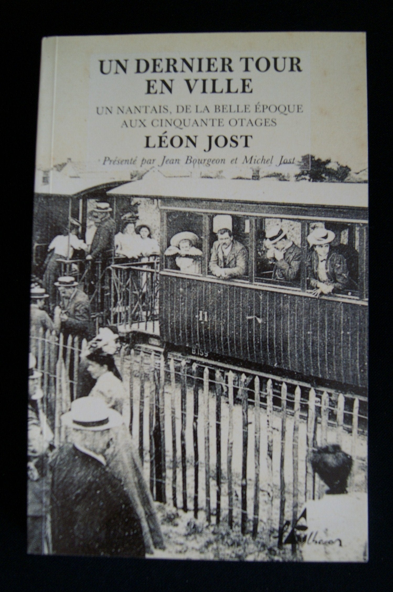 Un dernier tour en ville : un nantais, de la belle epoque aux cinquante otages Books