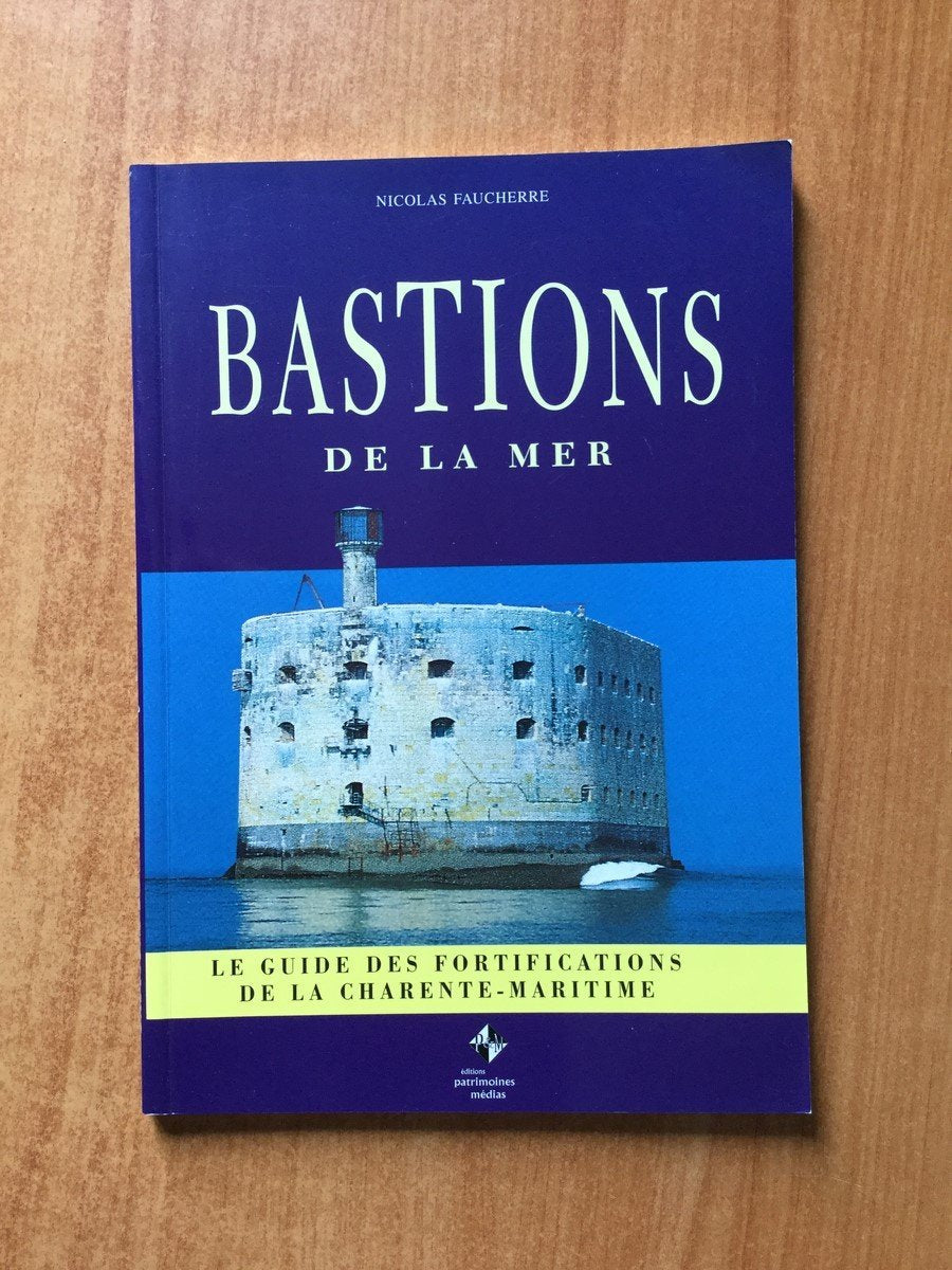 Bastions de la mer - le guide des fortifications de la Charente-Maritime book