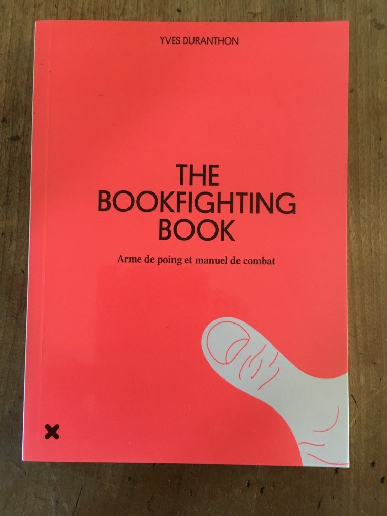 The Bookfighting Book: Arme de poing et manuel de combat Books