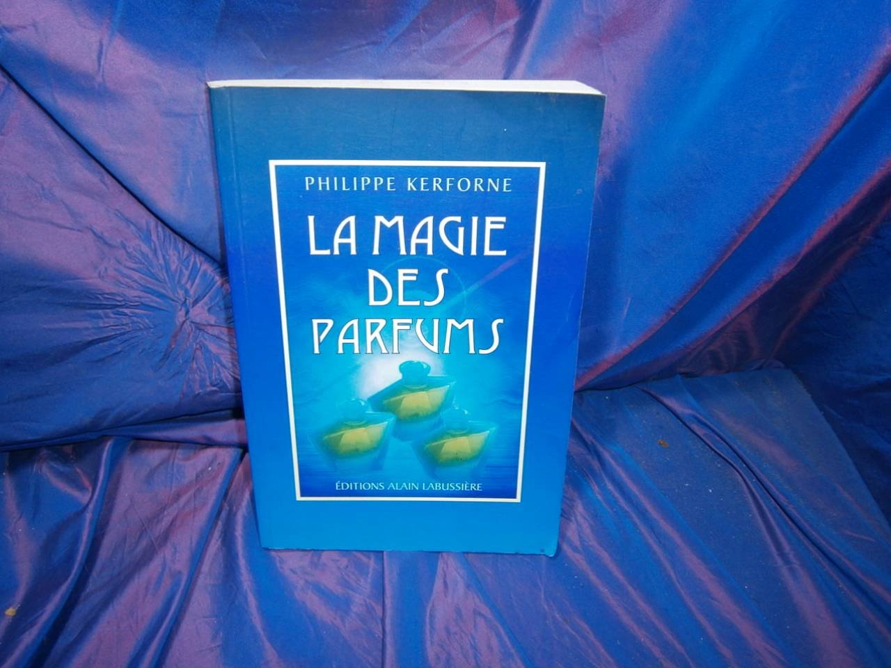 La magie des parfums : Usage spirituel et magique des arômes, encens, poudres, et huiles essentielles Books