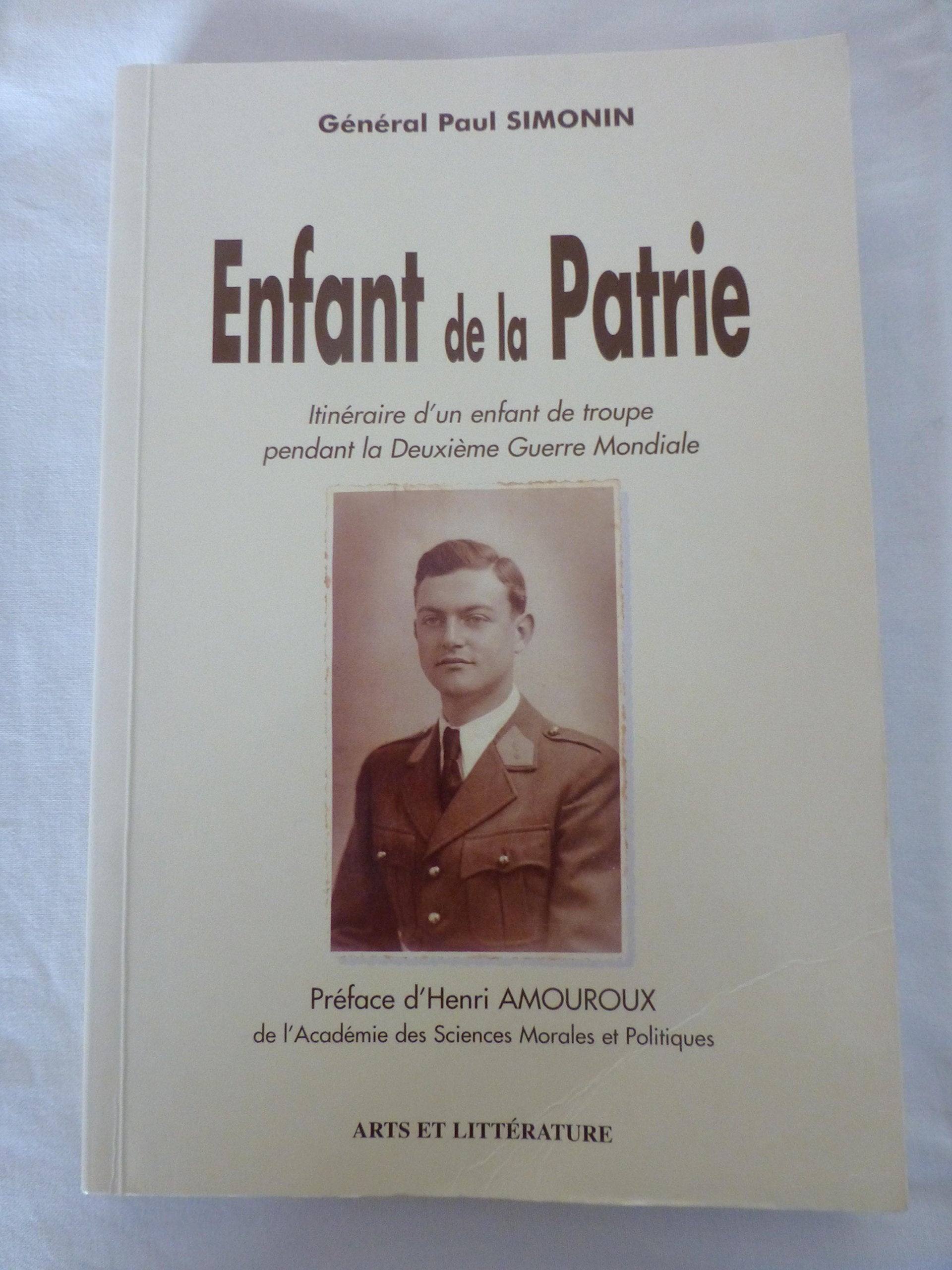 Enfant de la Patrie. Itinéraire d'un enfant de troupe pendant la Deuxième Guerre Mondiale. Préface d'Henri Amouroux. Post-war period & Cold War