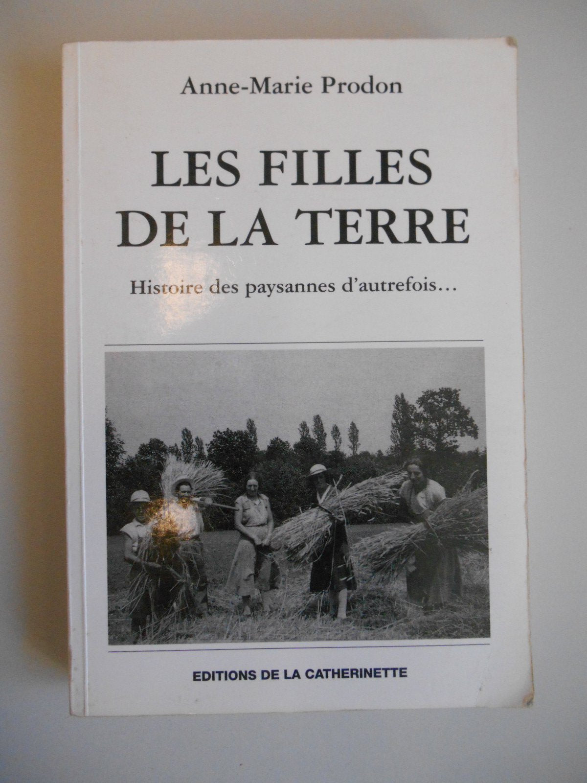 Les filles de la terre: Histoire des paysannes d'autrefois Books