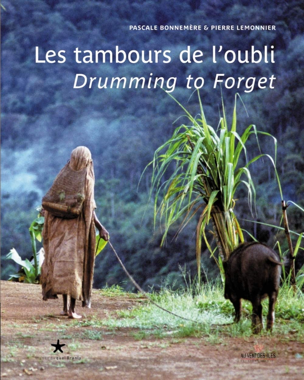 Les tambours de l'oubli: La vie ordinaire et cérémonielle d'un peuple forestier de Papouasie, édition bilingue français-anglais Foreign Languages ​​& Dictionaries