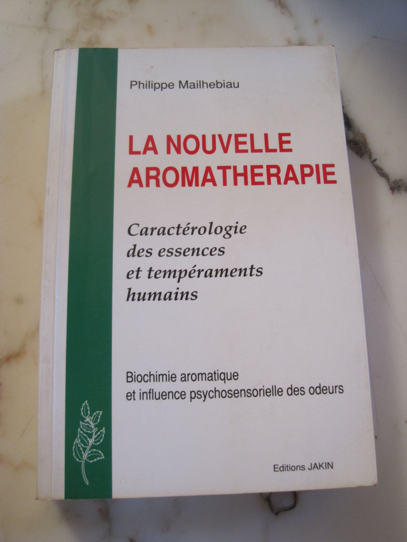 La Nouvelle aromathérapie : caractérologie des essences et tempéraments humains, biochimie aromatique et influence psychosensorielle des odeurs Books