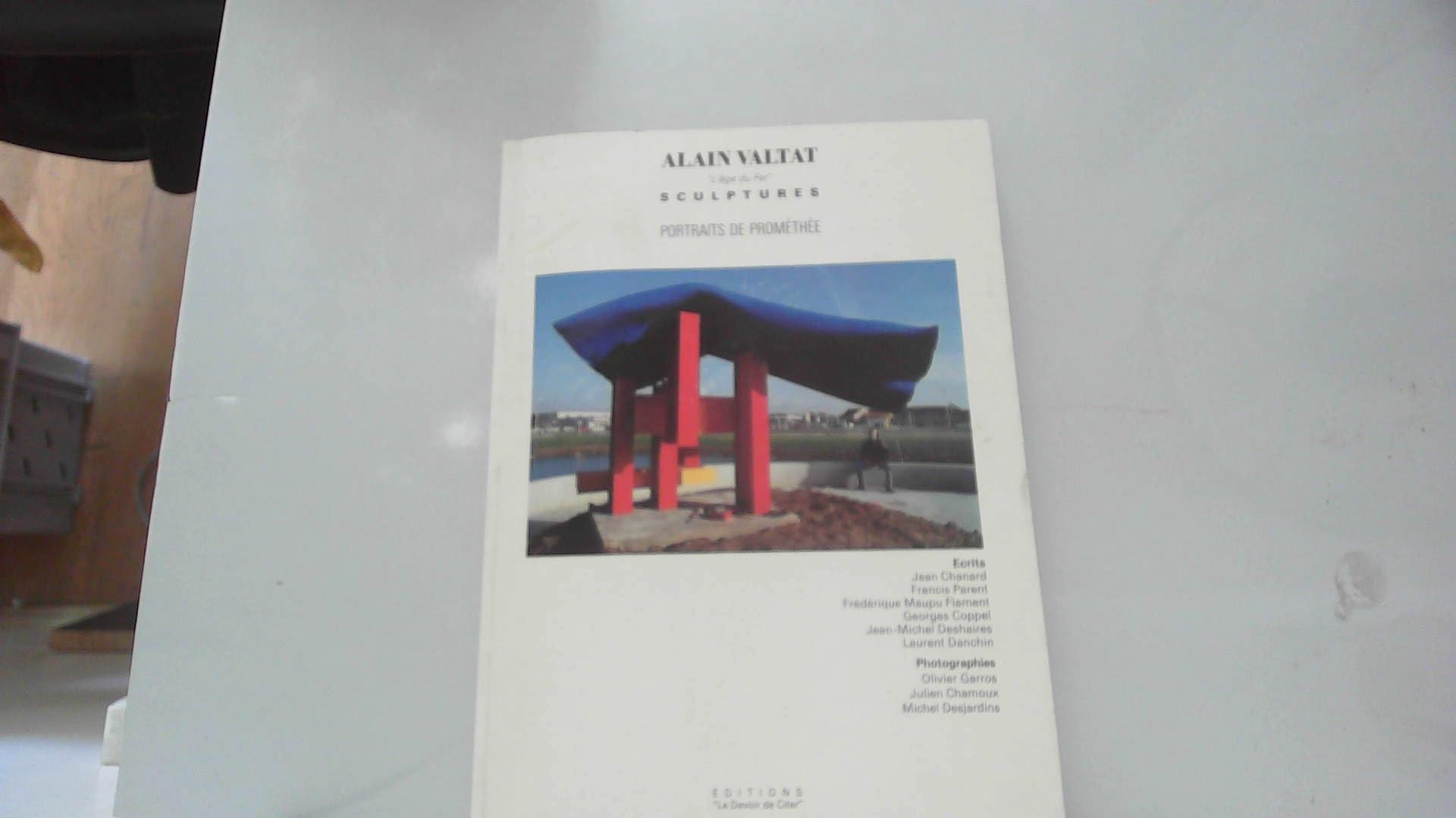 ALAIN VALTAT. L'AGE DU FER. SCULPTURES. PORTRAITS DE PROMETHEE. (Poids de 388 grammes) Books