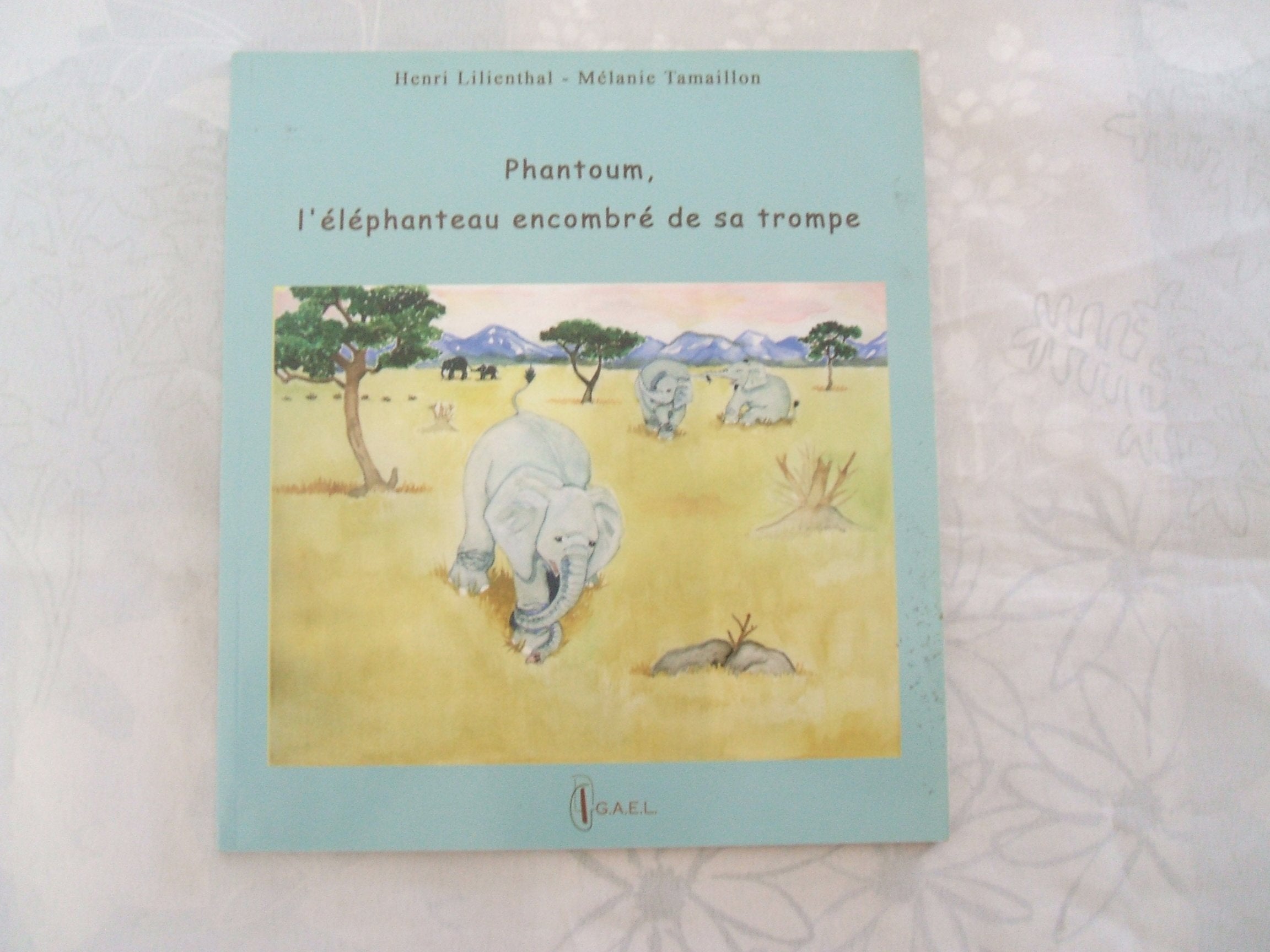 Phantoum, l'éléphanteau encombré de sa trompe book