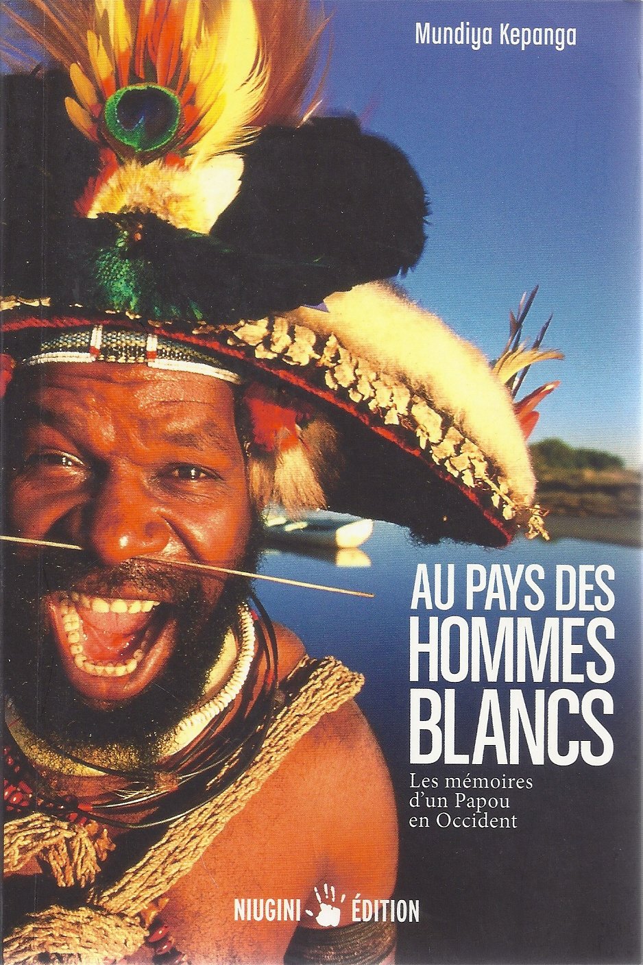 Au pays des hommes blancs. Les mémoires d'un Papou en Occident book