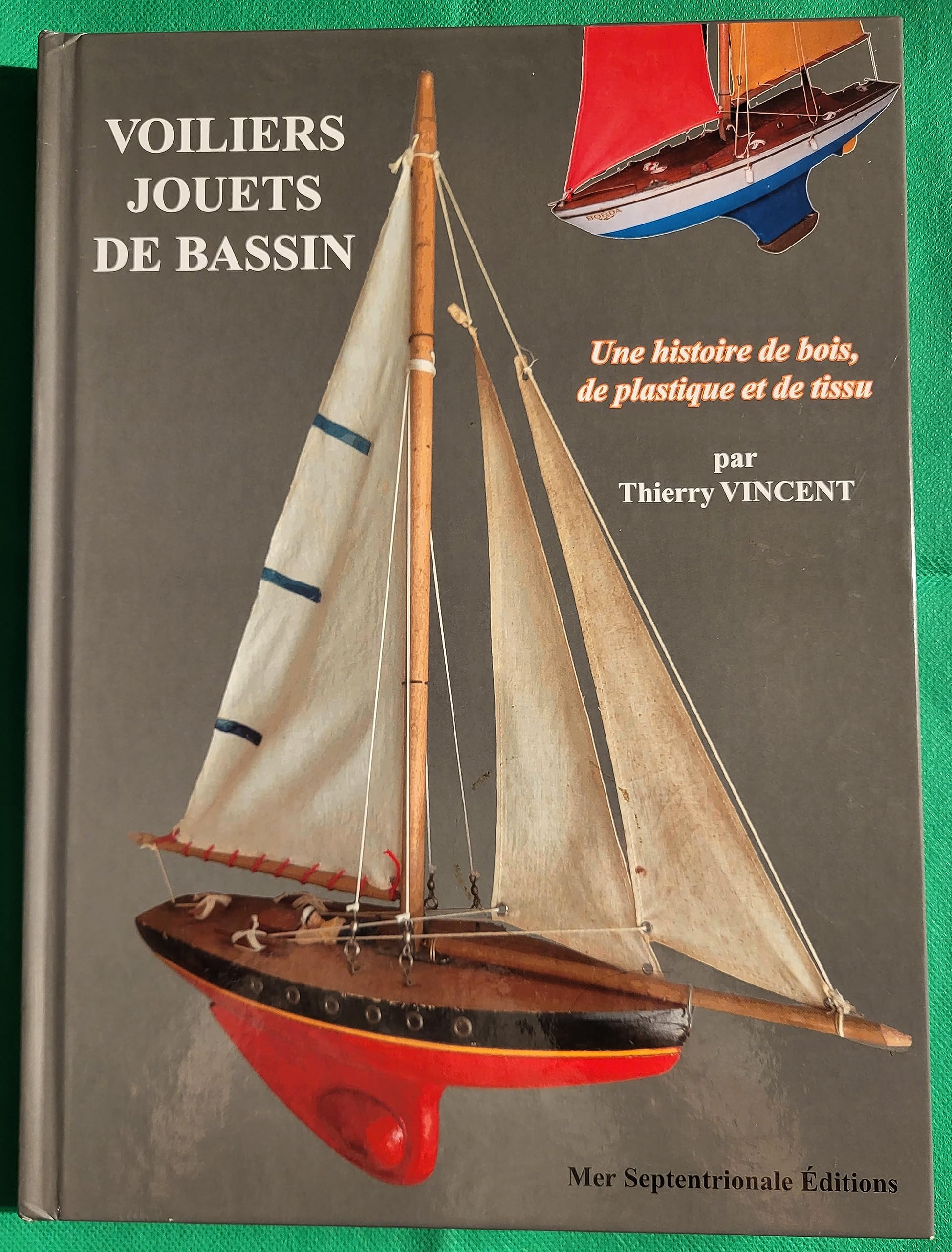 VOILIERS JOUETS DE BASSIN . Une histoire de bois, de plastique et de tissu . book