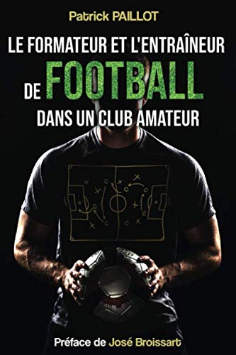 Le formateur et l'entraîneur de football dans un club amateur Leisure & Fun