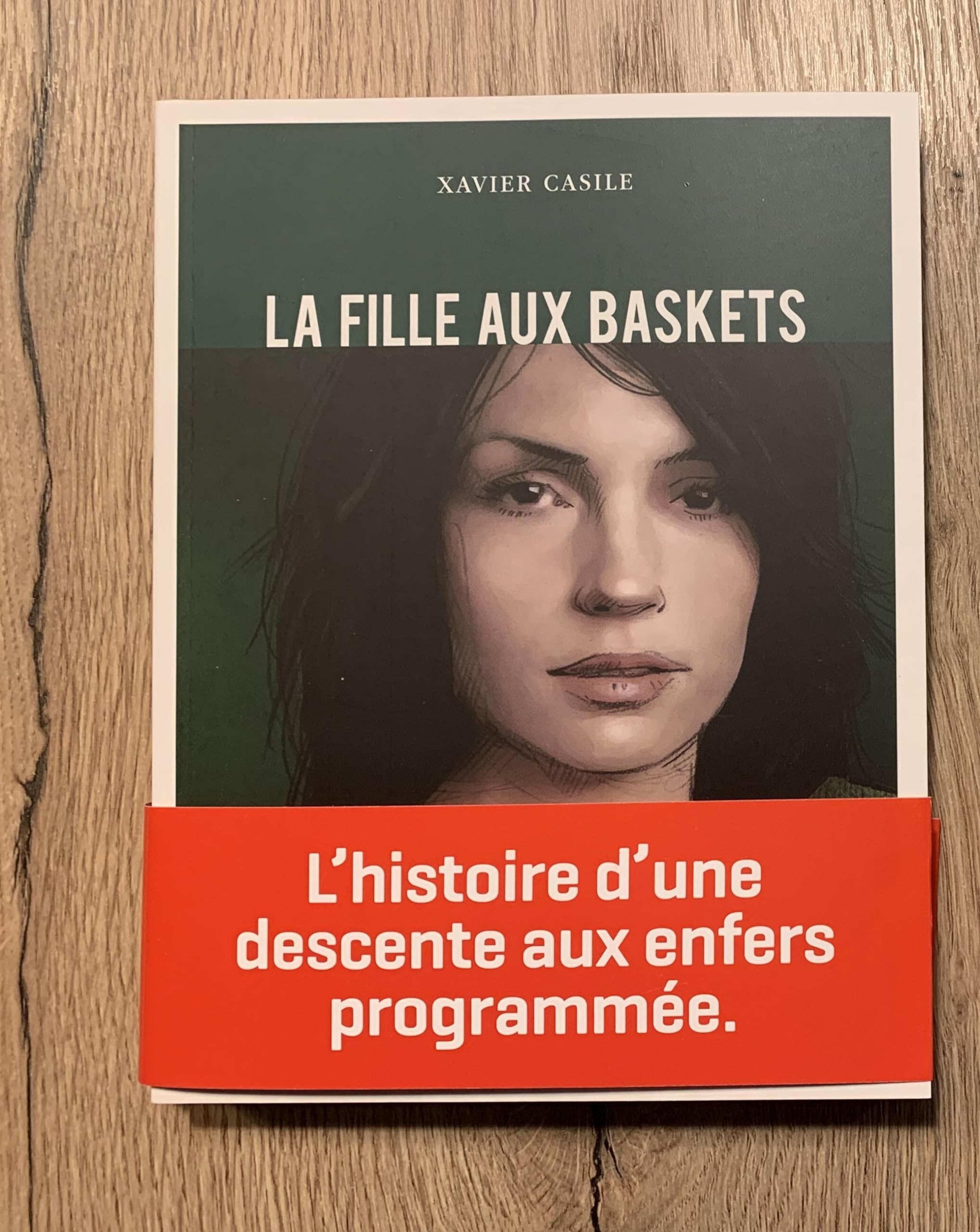La fille aux baskets: L’histoire d’une descente aux enfers programmée. book