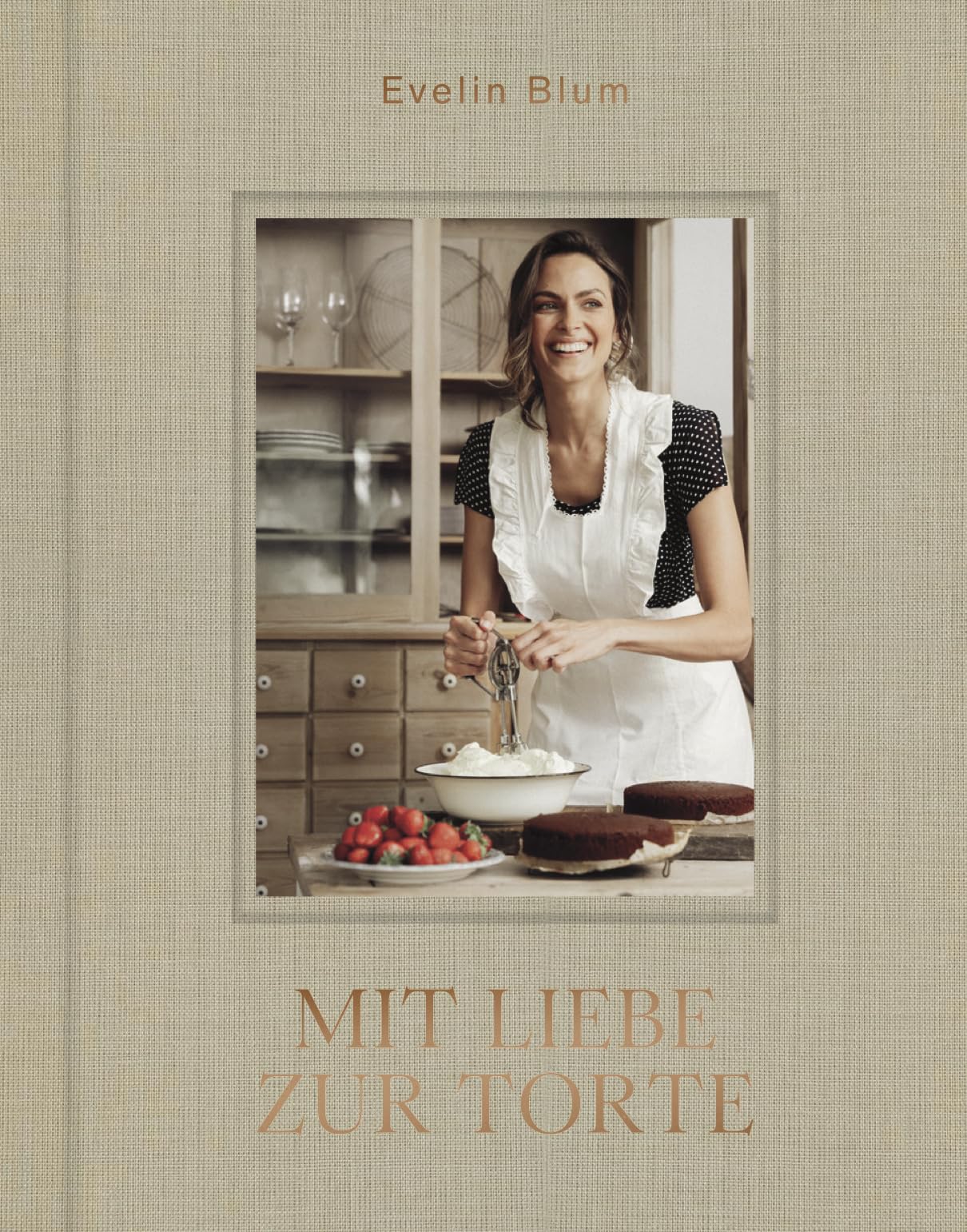 Mit Liebe zur Torte von Evelin Blum - Hardcover Buch mit 224 Seiten - Entdecke zauberhafte Tortenkreationen mit Schritt-für-Schritt-Anleitungen. Kreative Rezepte und wunderschöne Dekorationen Books