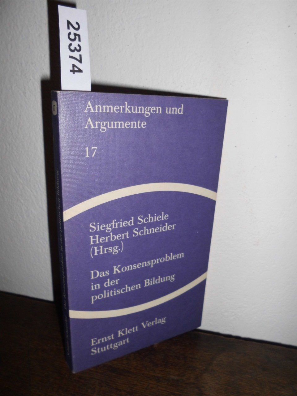 Das Konsensproblem in der politischen Bildung Sonderausgabe für die Landeszentrale für Politische Bildung Baden-Württemberg Einband mit geringen Gebrauchspuren; Ecken leicht gestaucht; Vorsatzblatt teilweise leicht fleckig; sonst gut erhaltenes Exemplar! book